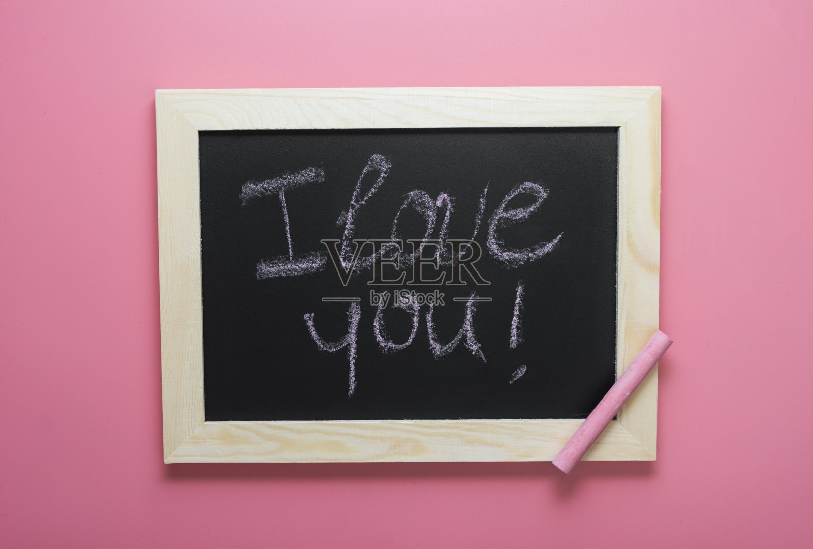 情人节的背景。我爱你的信息写在黑板框架上，心形和红丝带，平躺着用拷贝空间模拟出来。爱,2月14日。照片摄影图片