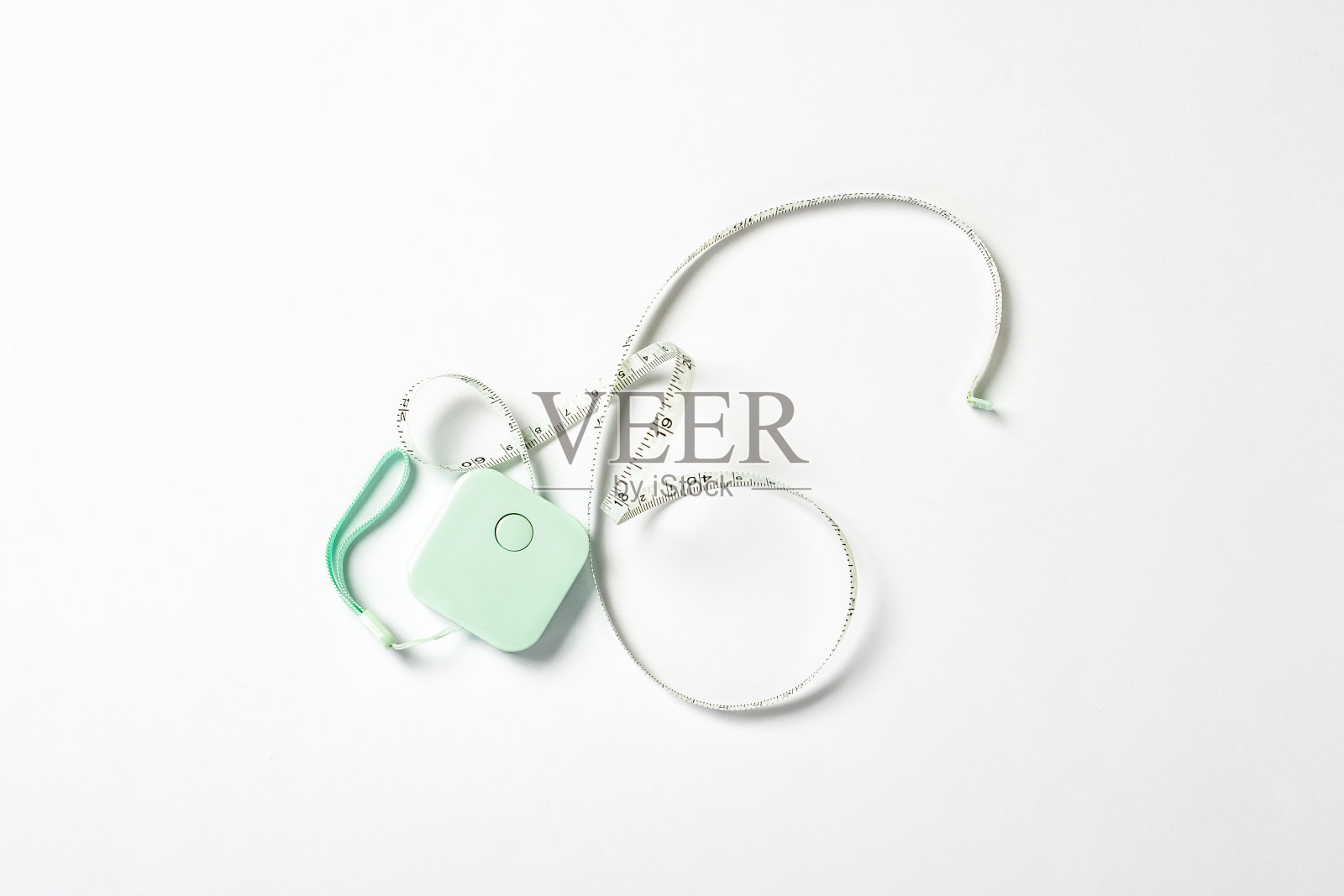 在白色背景上用卷尺测量。横幅。平躺，俯视图照片摄影图片