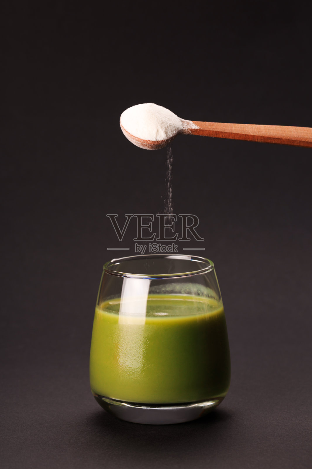 绿色果汁和一勺蛋白质照片摄影图片