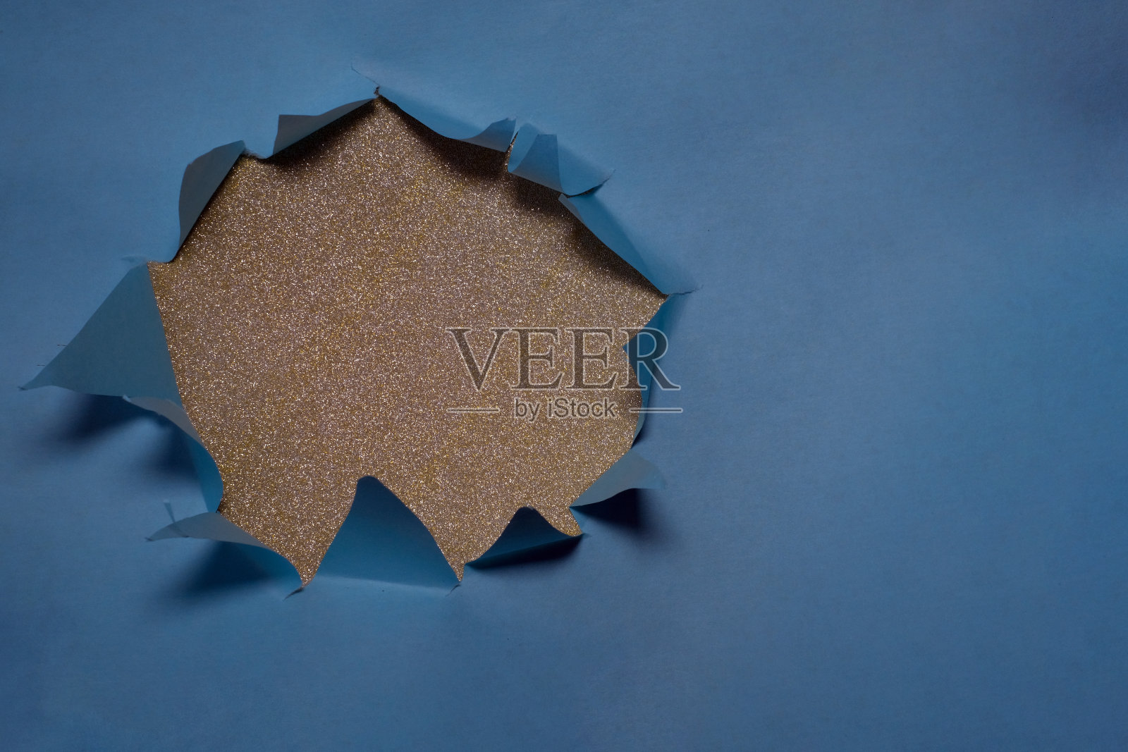 纸孔采用时尚的蓝色，衬金。在金纸上撕开一个洞，作为文本或产品的空间，用文本空间组成照片摄影图片