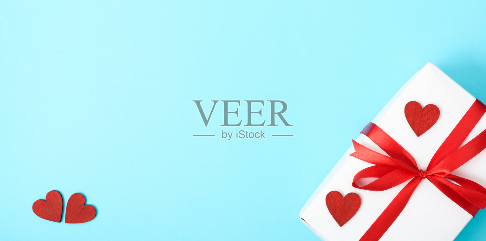 情人节概念，俯视图平躺，礼品盒和红心上的蓝色照片摄影图片