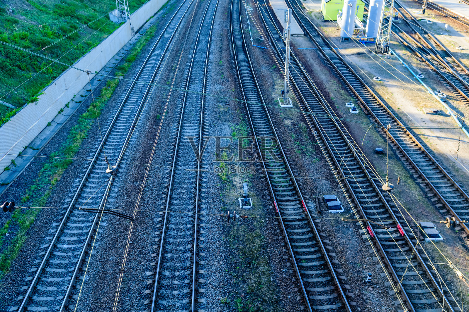 在许多铁路轨道和交叉路口的视野照片摄影图片