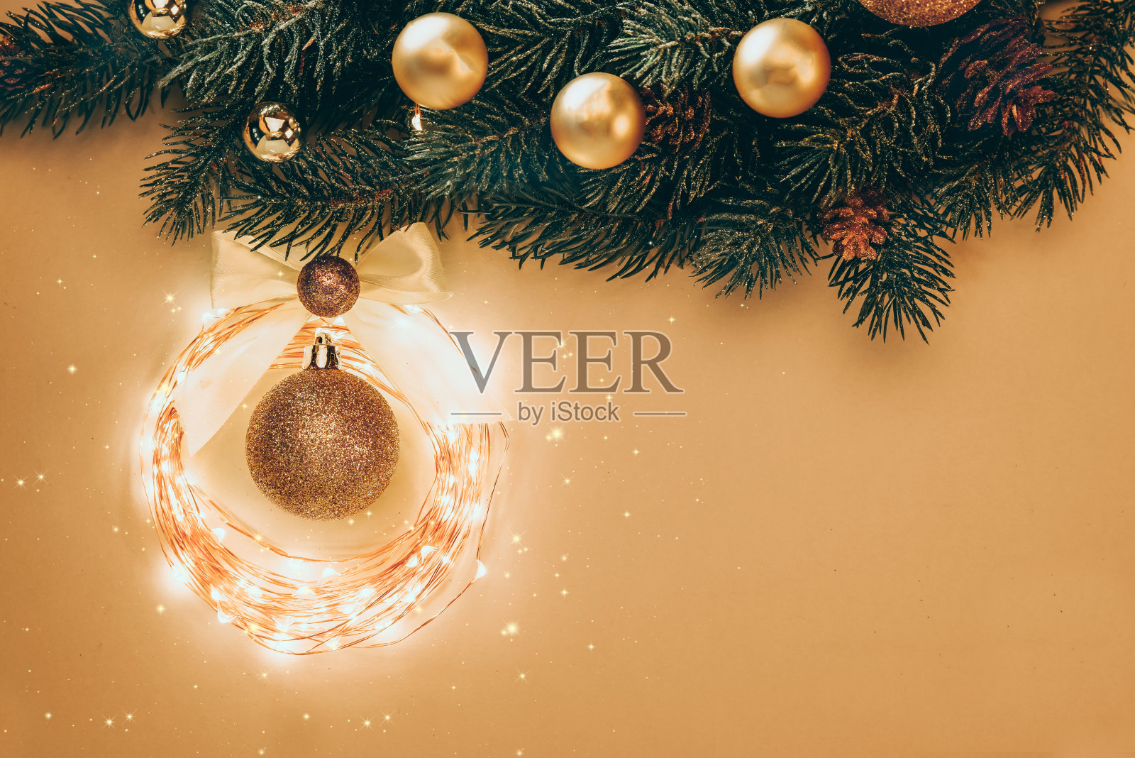 圣诞节和新年假期的背景。圣诞贺卡。金色的圣诞装饰。诺埃尔。拷贝空间平铺照片摄影图片