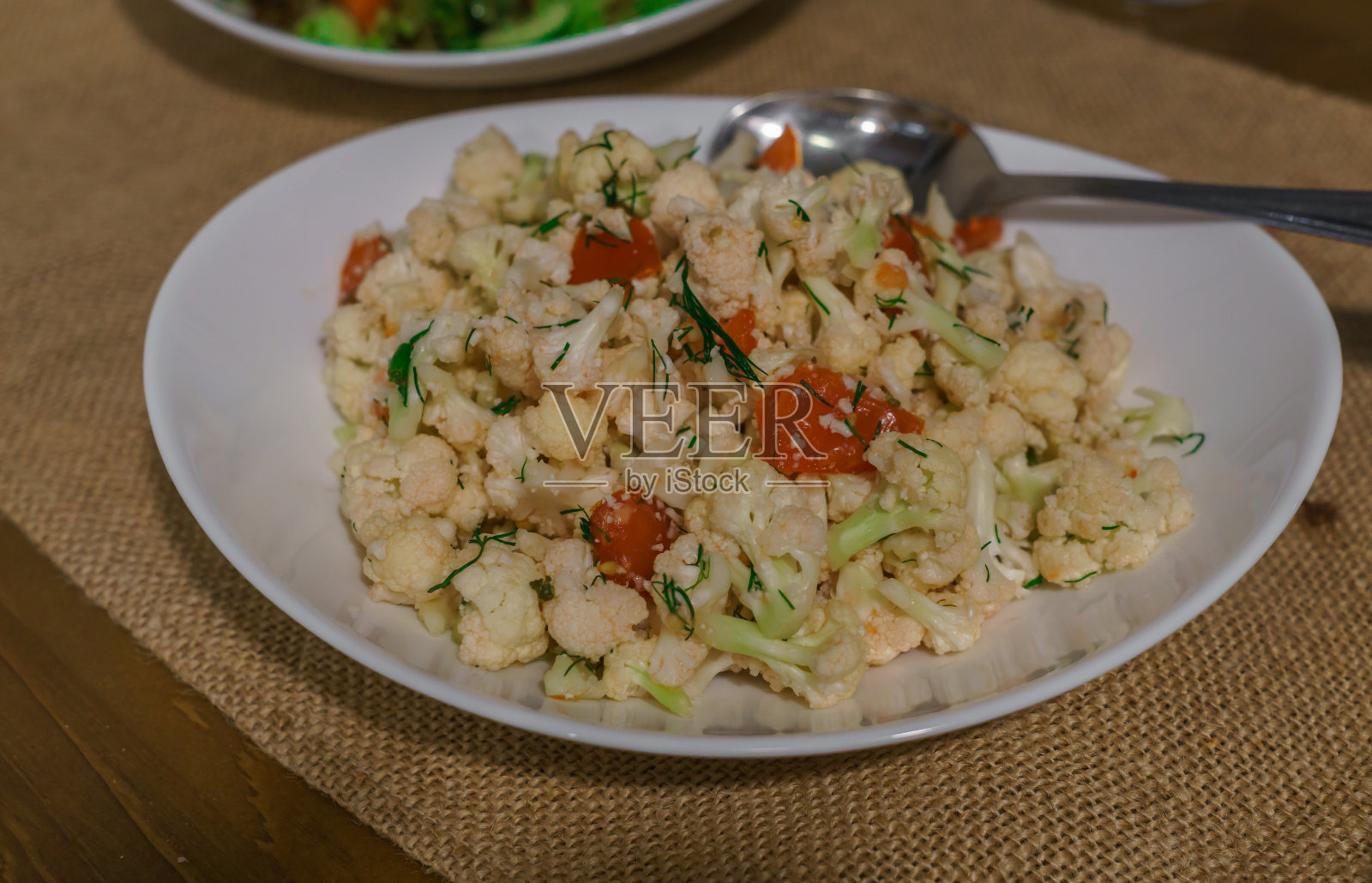漂亮多汁的卷心菜沙拉。照片摄影图片