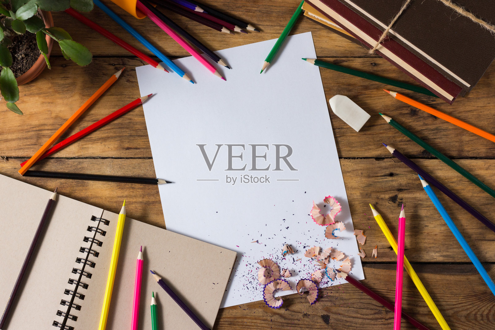 纯白色的纸，彩色的铅笔，书，笔记本木制的背景。副本的空间。平躺，俯视图照片摄影图片