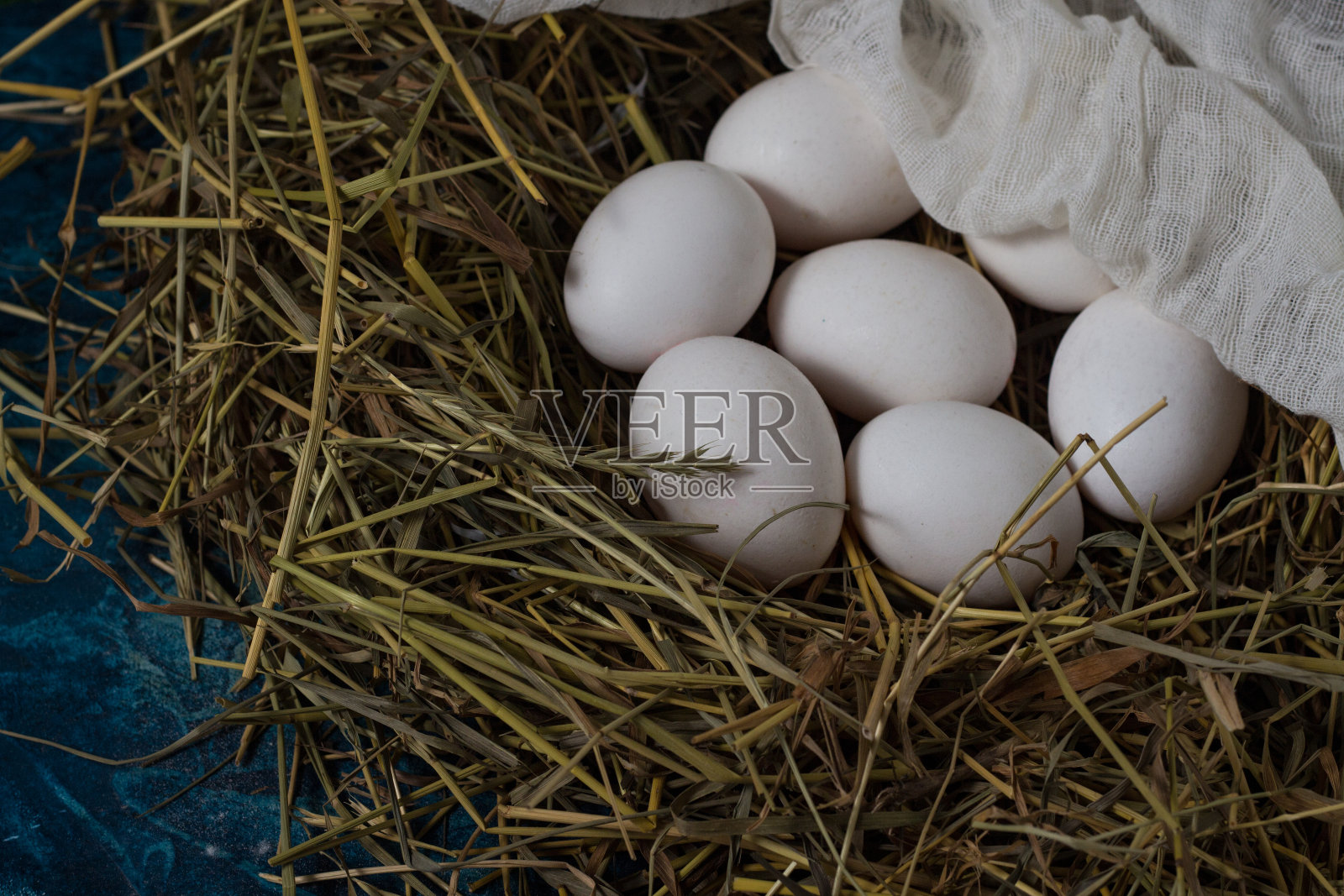 蓝色背景下的巢中的蛋。副本的空间。平躺，俯视图照片摄影图片