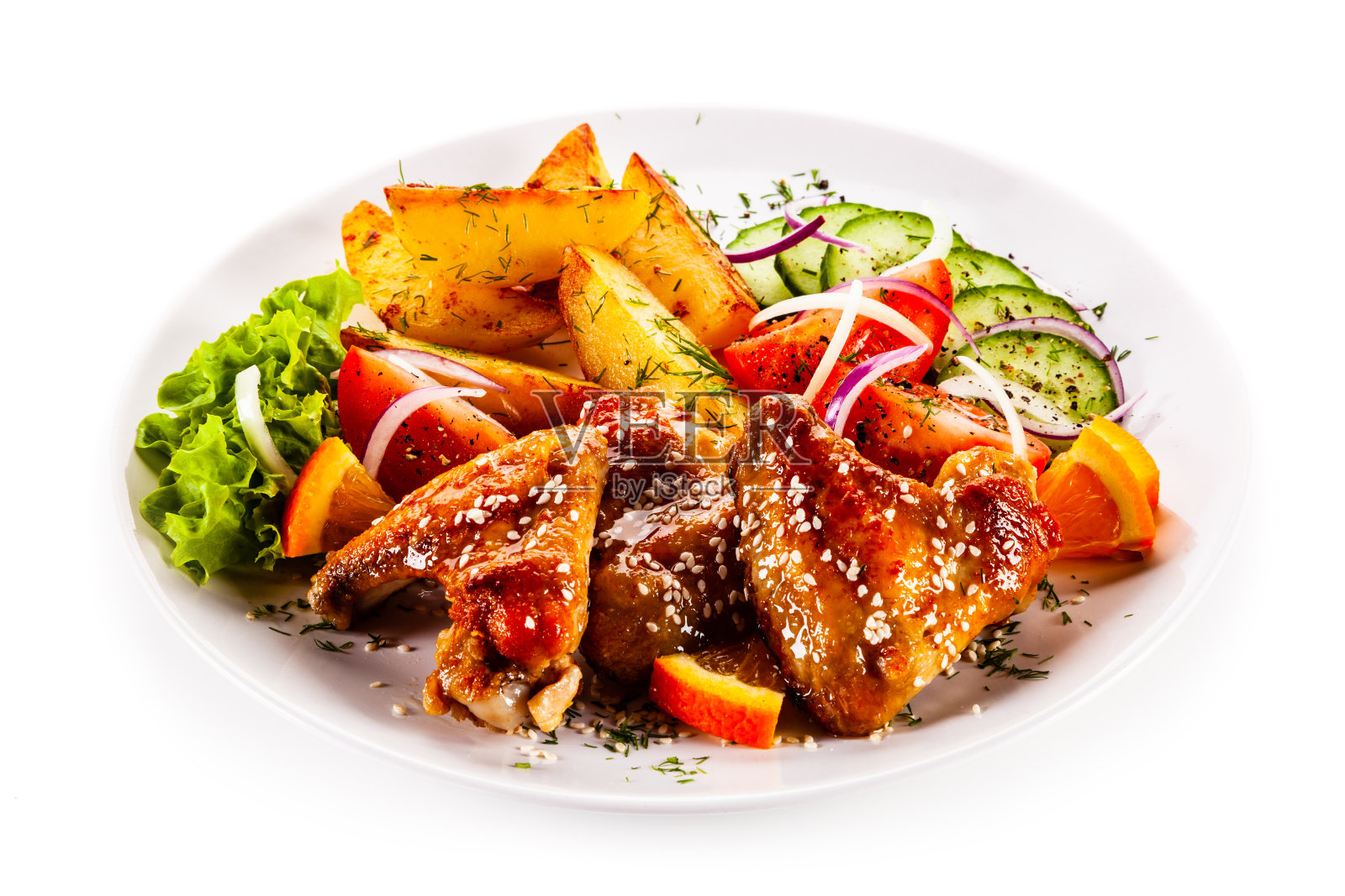 白底烤鸡翅和炸土豆照片摄影图片