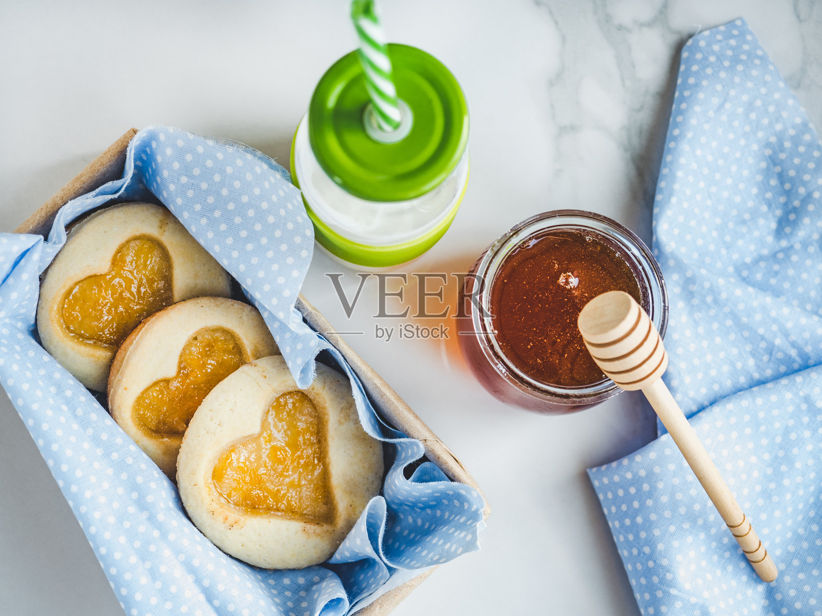 新鲜的饼干，一杯牛奶和罐子照片摄影图片