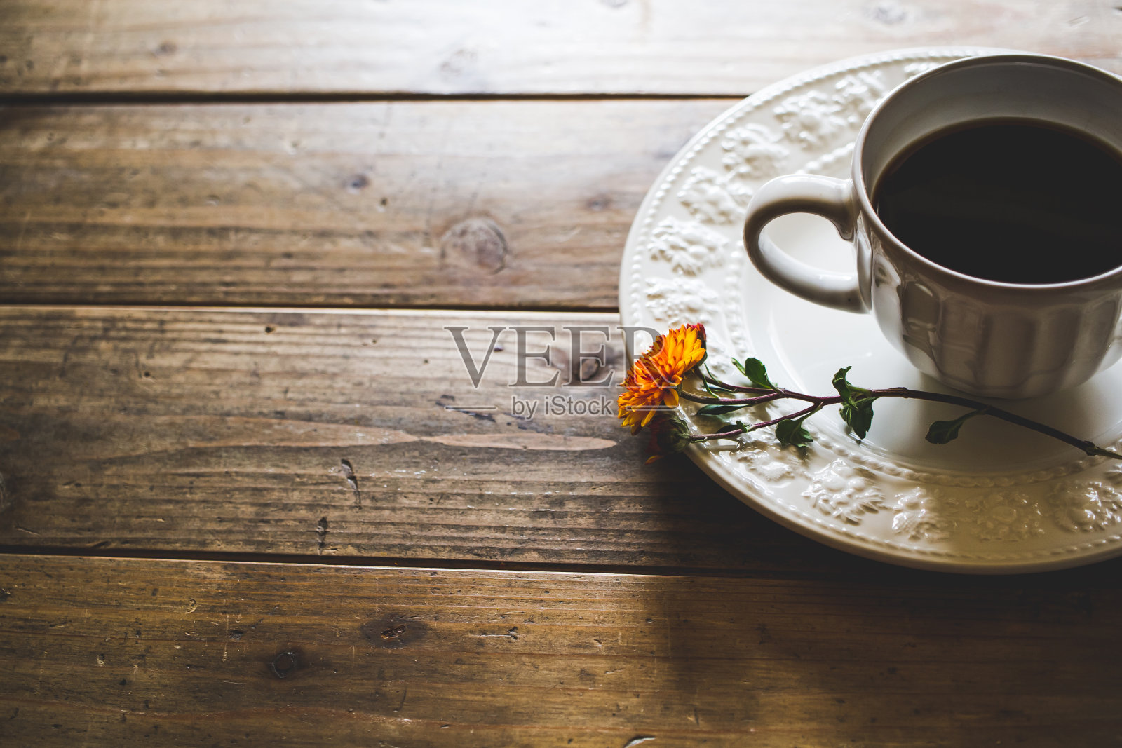 桌上有咖啡和花照片摄影图片