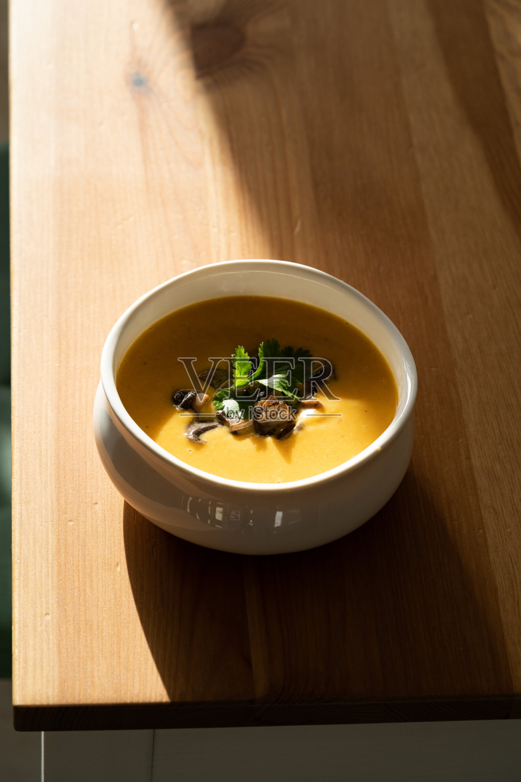 自制泰式红薯汤配香菜，椰奶，青柠和蘑菇。照片摄影图片