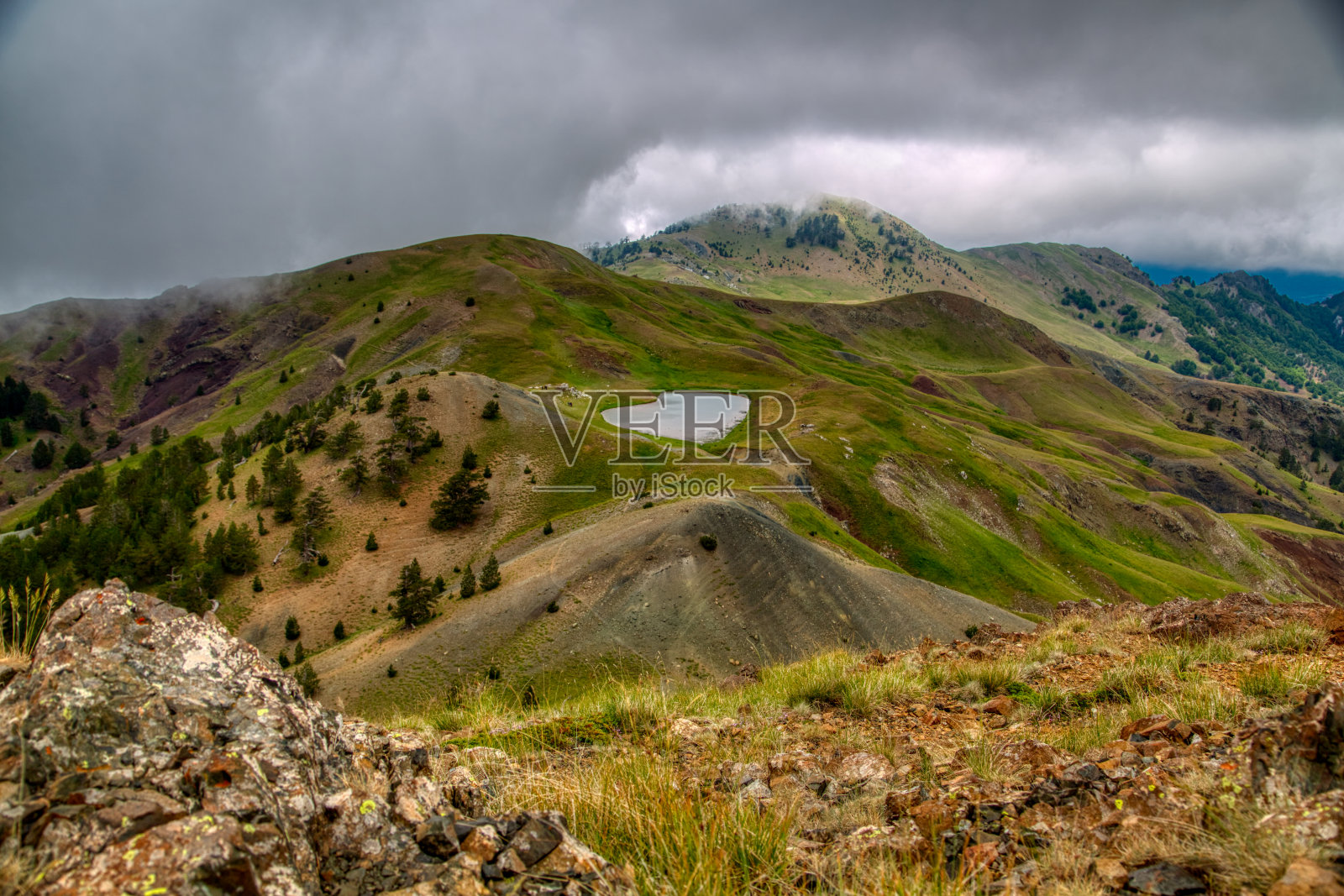 希腊伊庇鲁斯，斯摩利卡斯，品多斯山，龙湖照片摄影图片