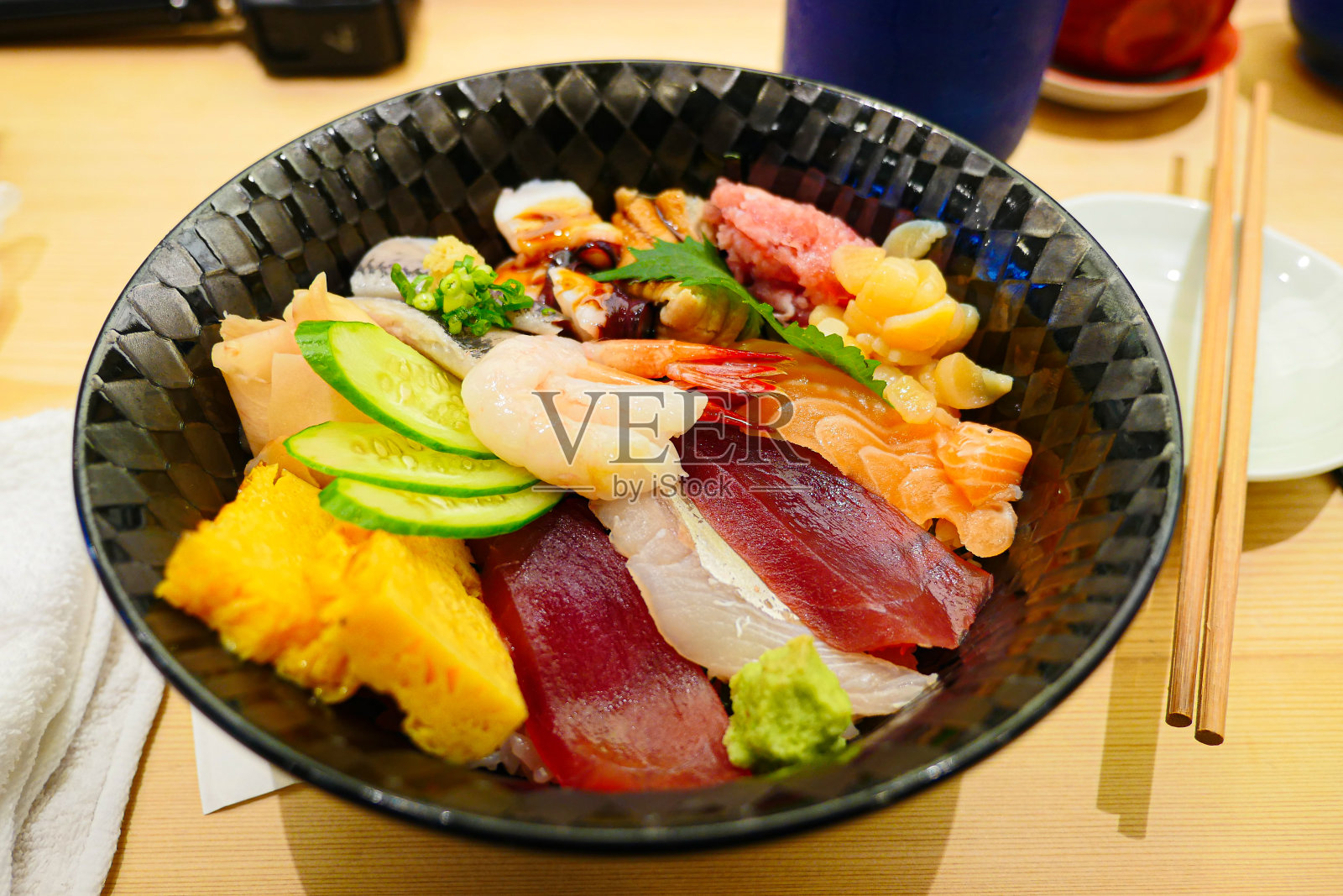 新鲜生鱼片配米饭叫“Chirashi”照片摄影图片