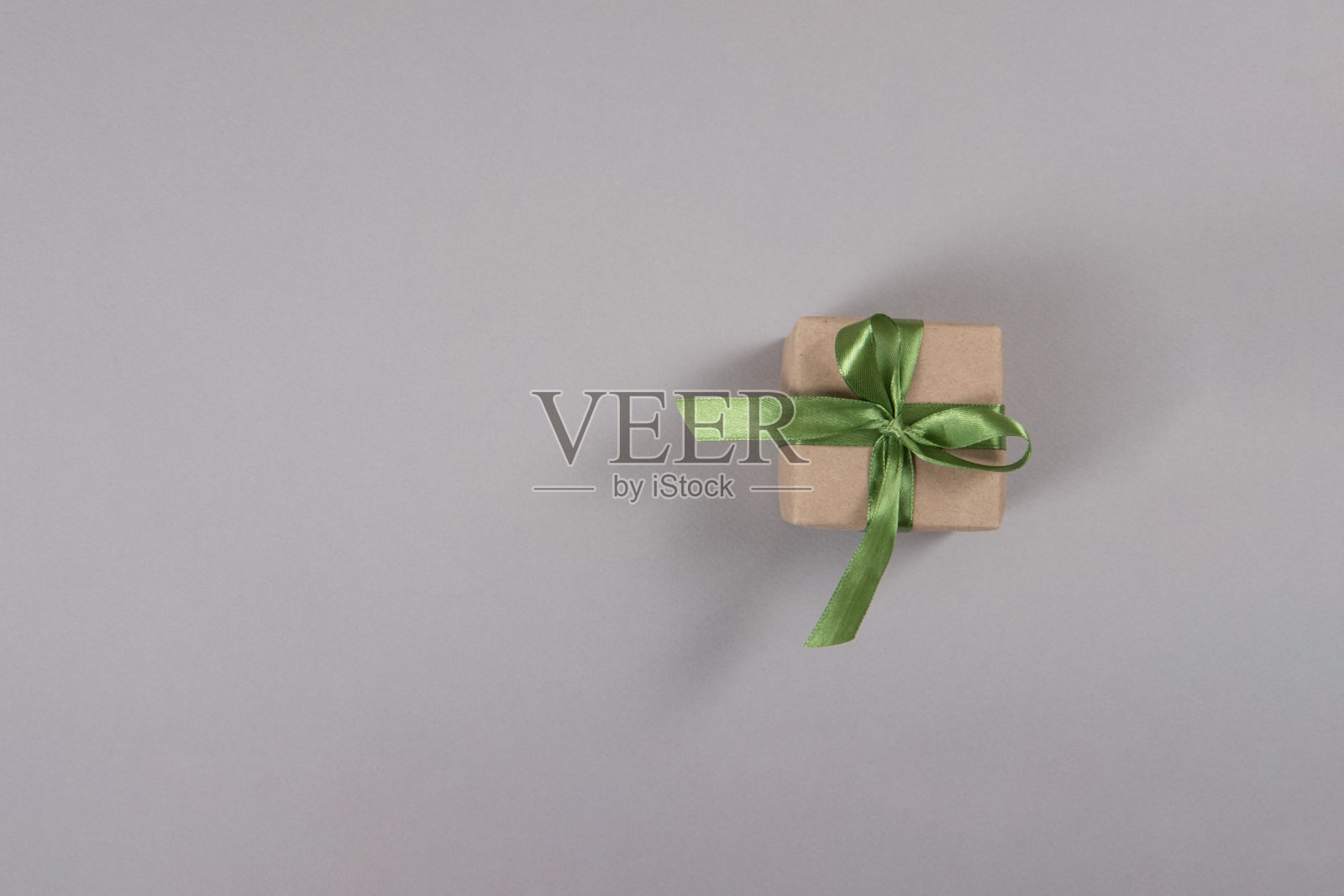 精美的礼品包装与缎带。照片摄影图片