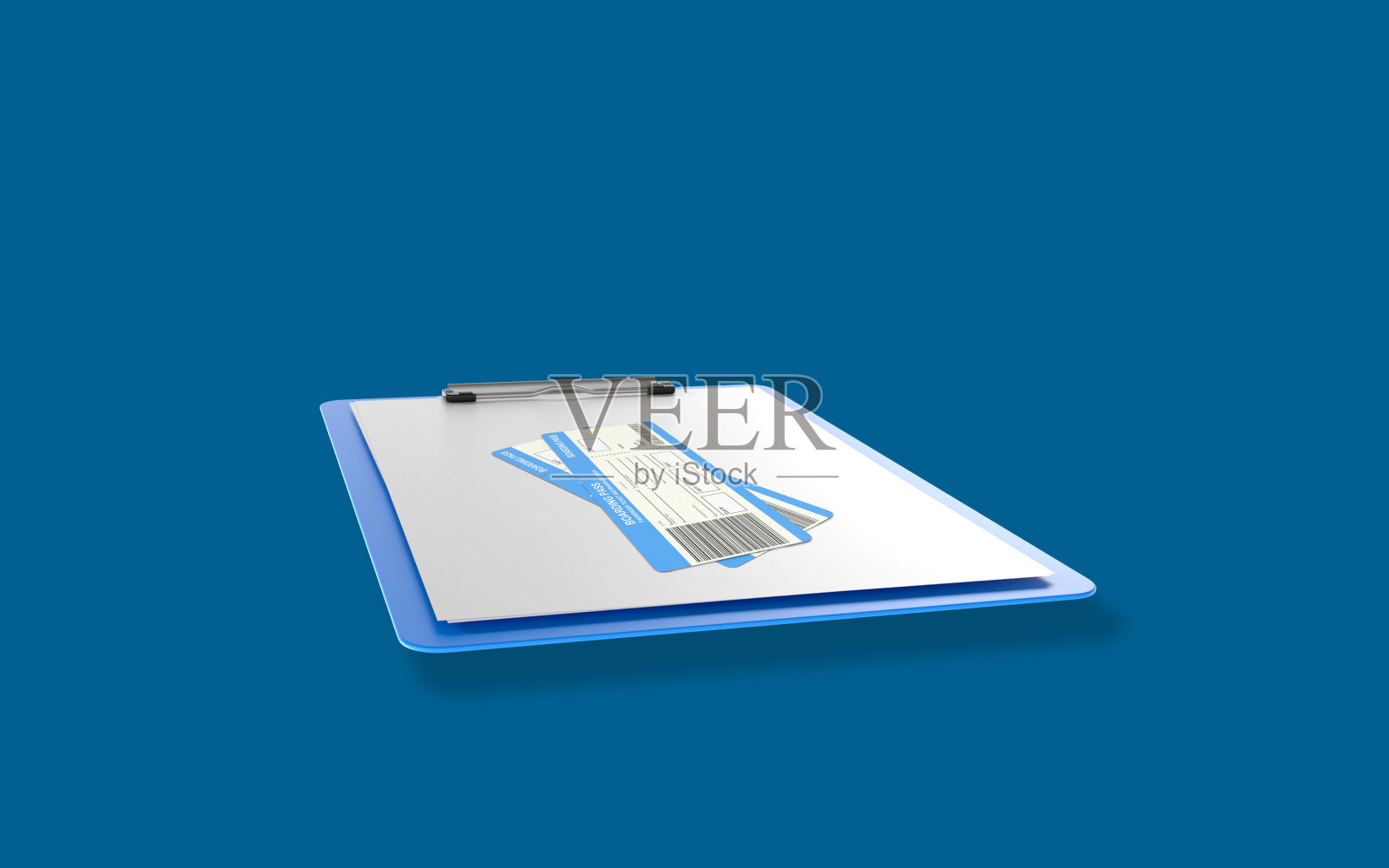 在蓝色剪贴板上的机票照片摄影图片