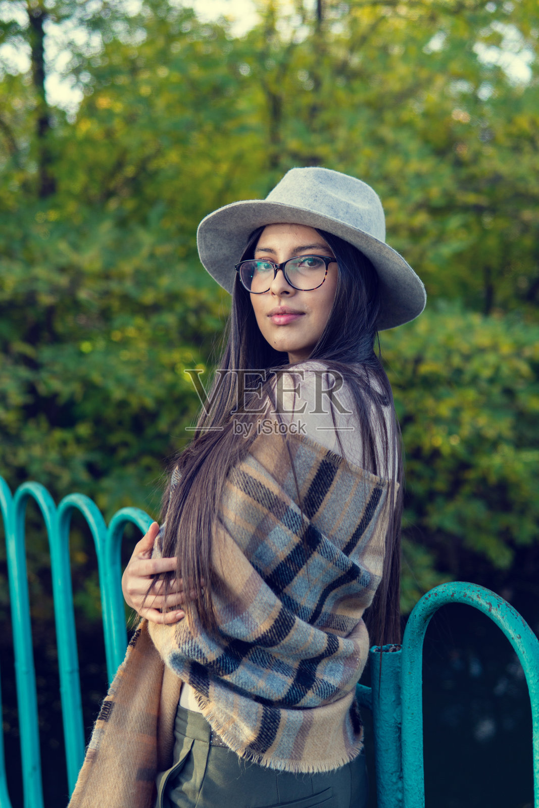 近距离的快乐情绪深褐色的女人与长头发和帽子，微笑的镜头。照片摄影图片