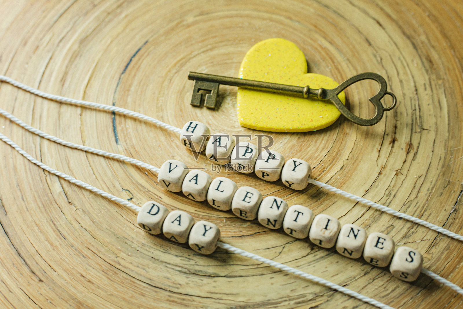 一个文本木立方体图像情人节内容。照片摄影图片