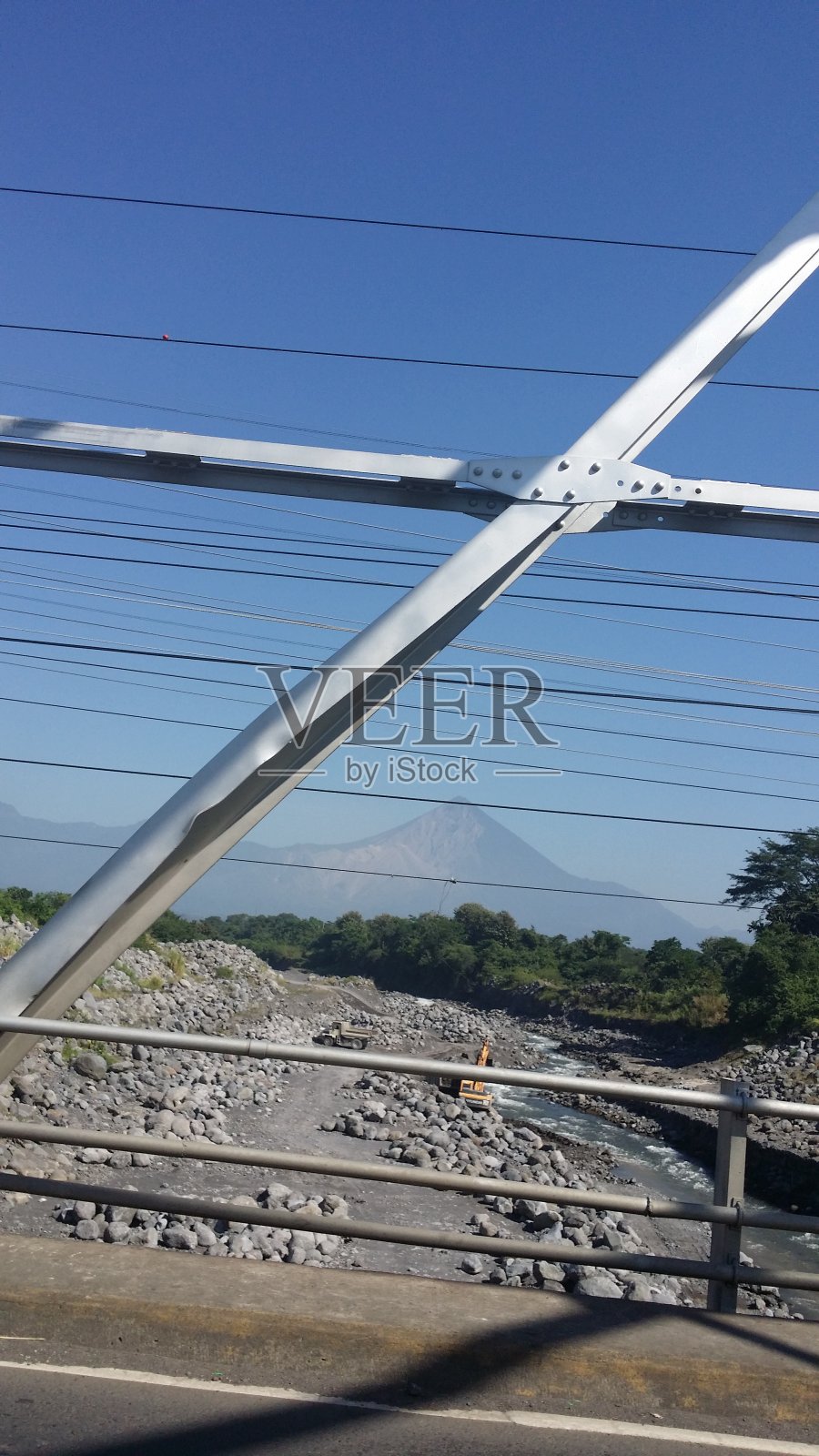 河和火山照片摄影图片