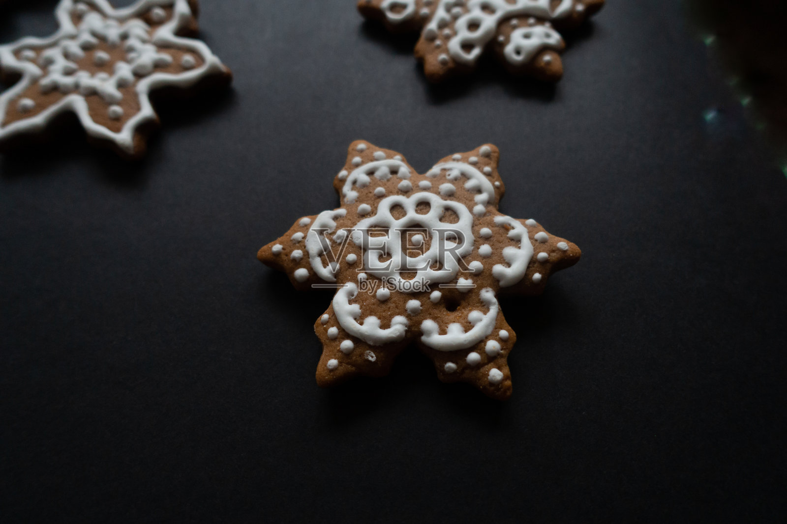 圣诞姜饼配糖衣。照片摄影图片