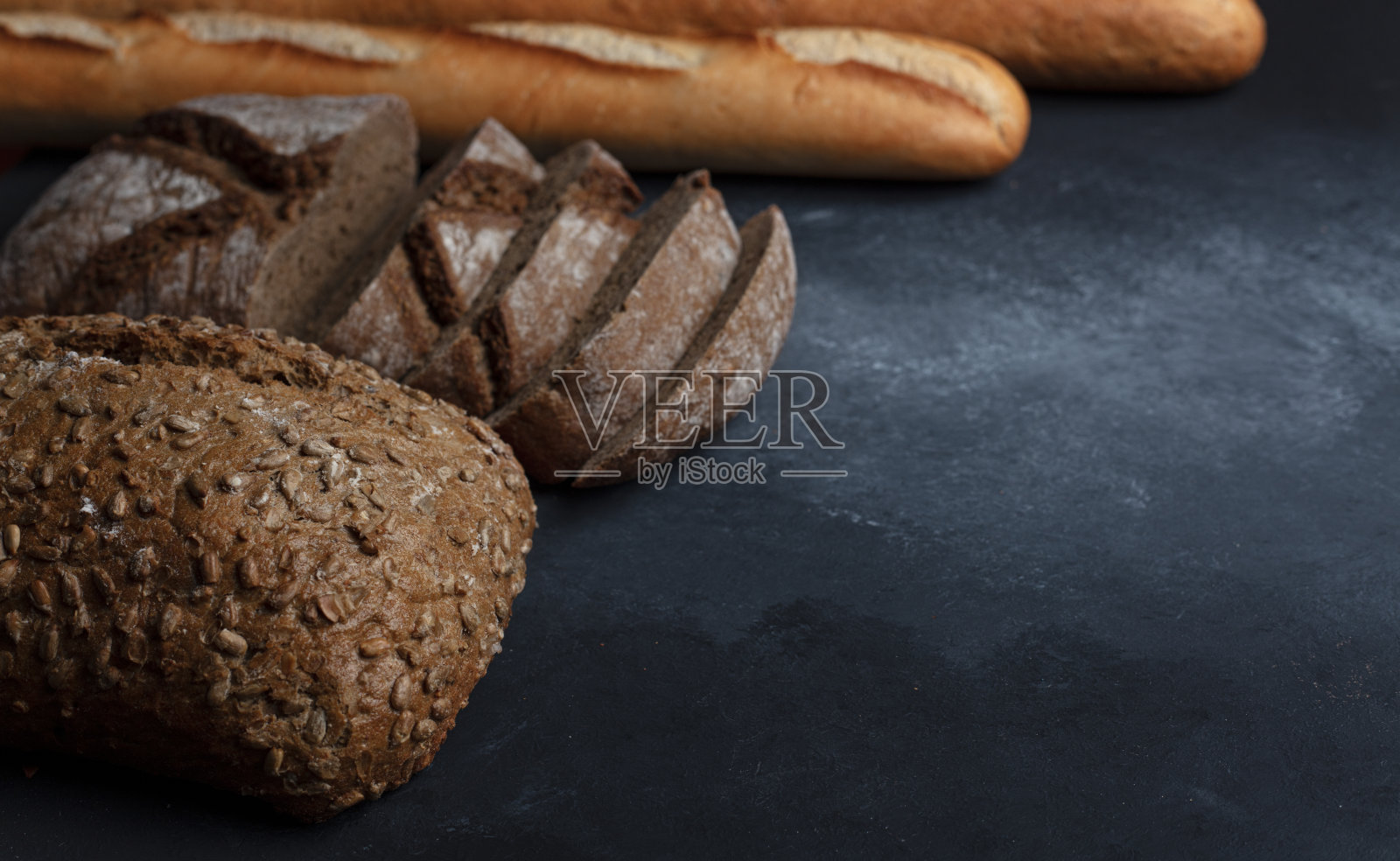 木桌上刚烤好的面包照片摄影图片