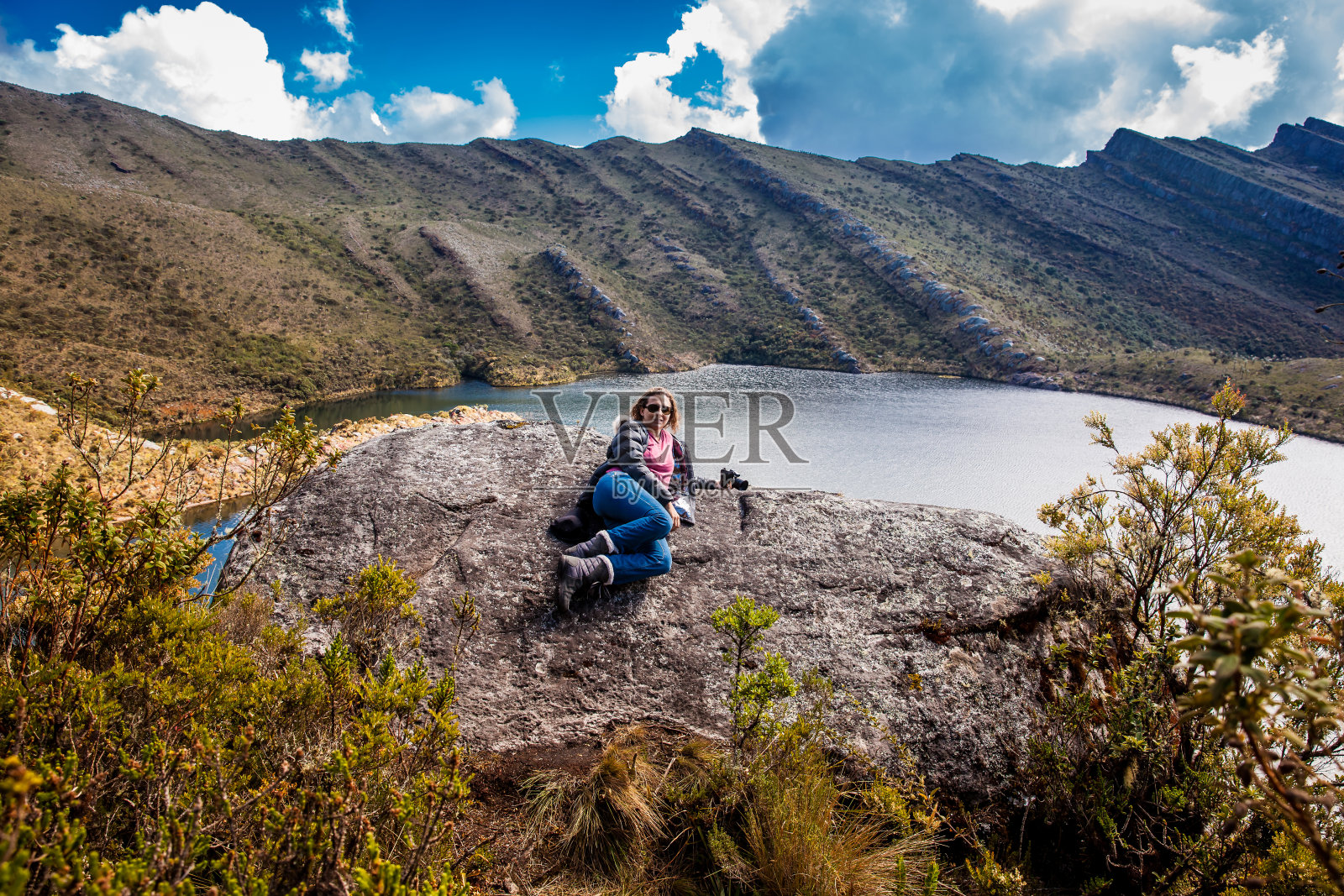 在哥伦比亚坎迪纳马卡省，一名年轻女子正在探索美丽的帕拉莫照片摄影图片