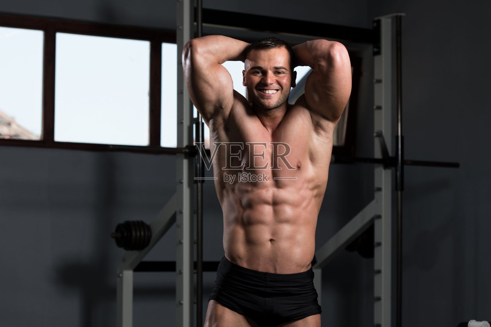 六块腹肌的健康男人照片摄影图片