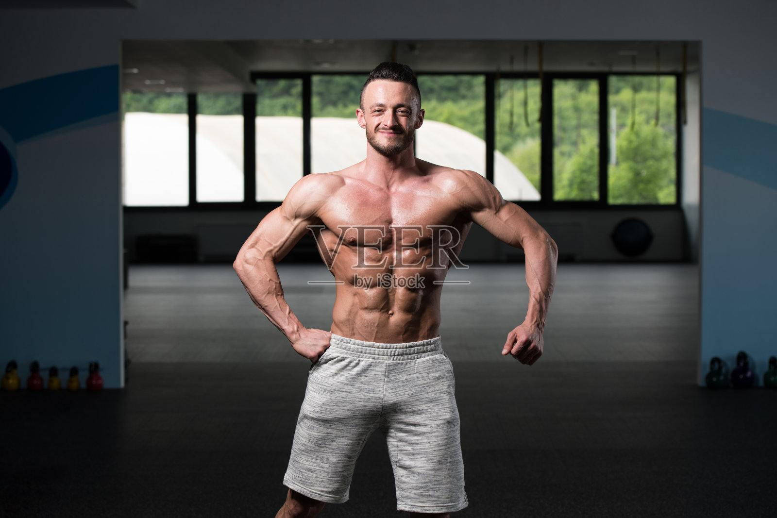 六块腹肌的健康男人照片摄影图片