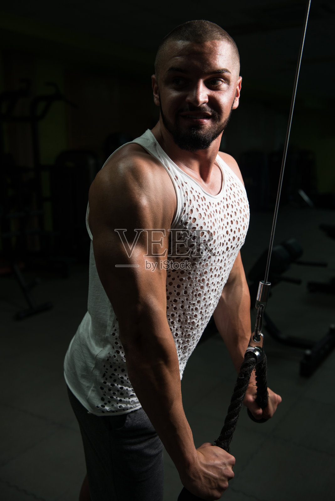 在健身房锻炼三头肌的人照片摄影图片