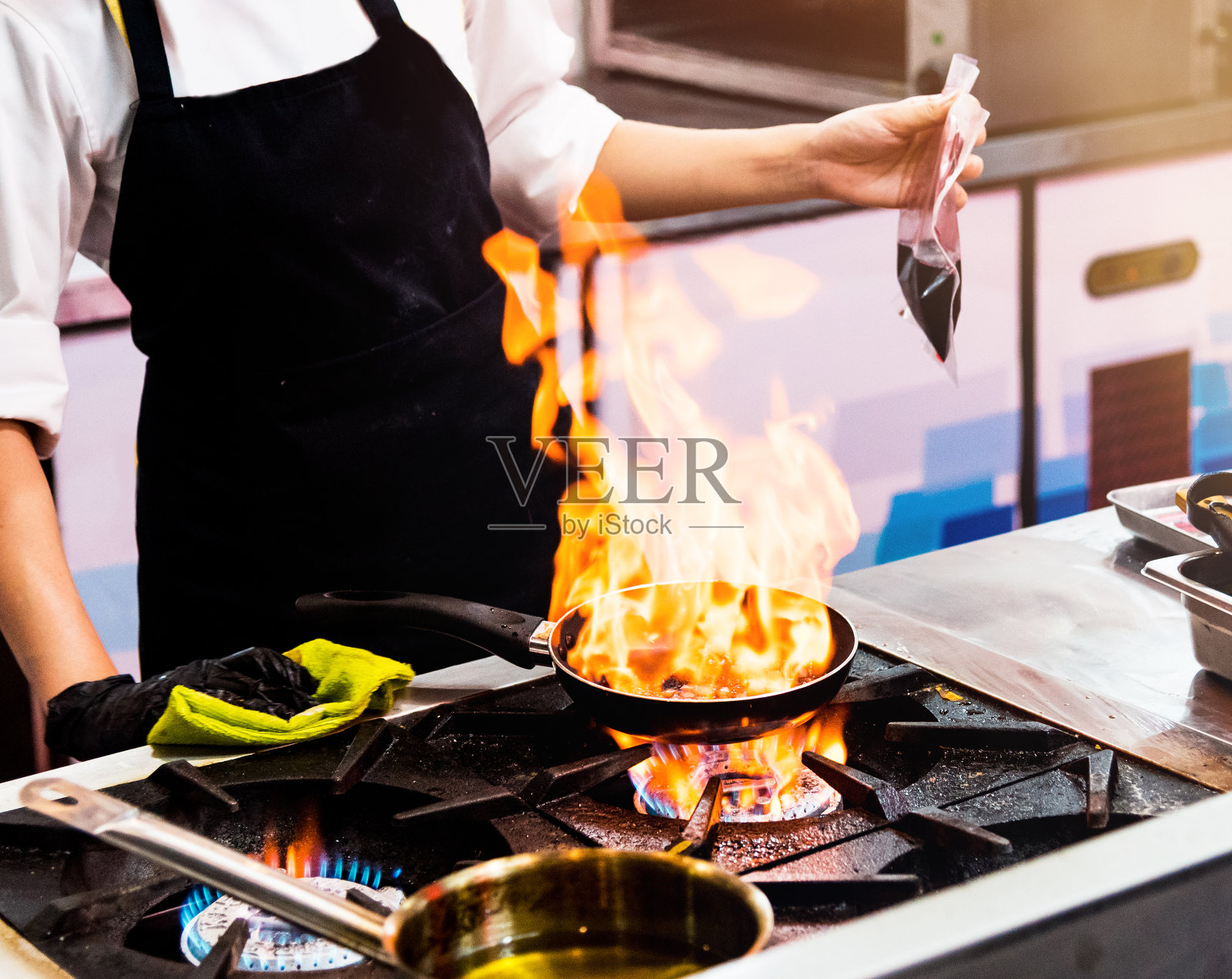 厨师做饭，厨师在厨房准备食物，厨师装饰菜，特写照片摄影图片