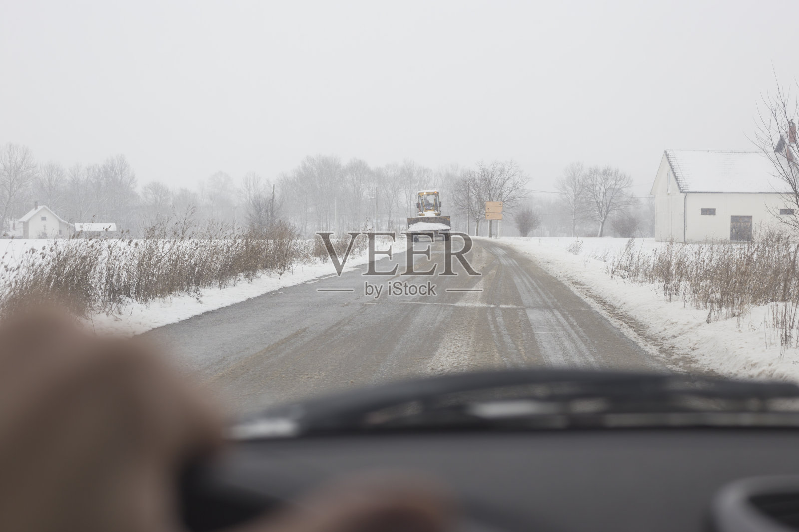 在下雪的冬天开车旅行。司机的个人观点。照片摄影图片