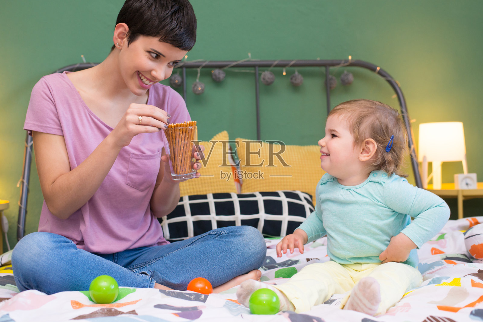 妈妈和女儿在吃零食照片摄影图片