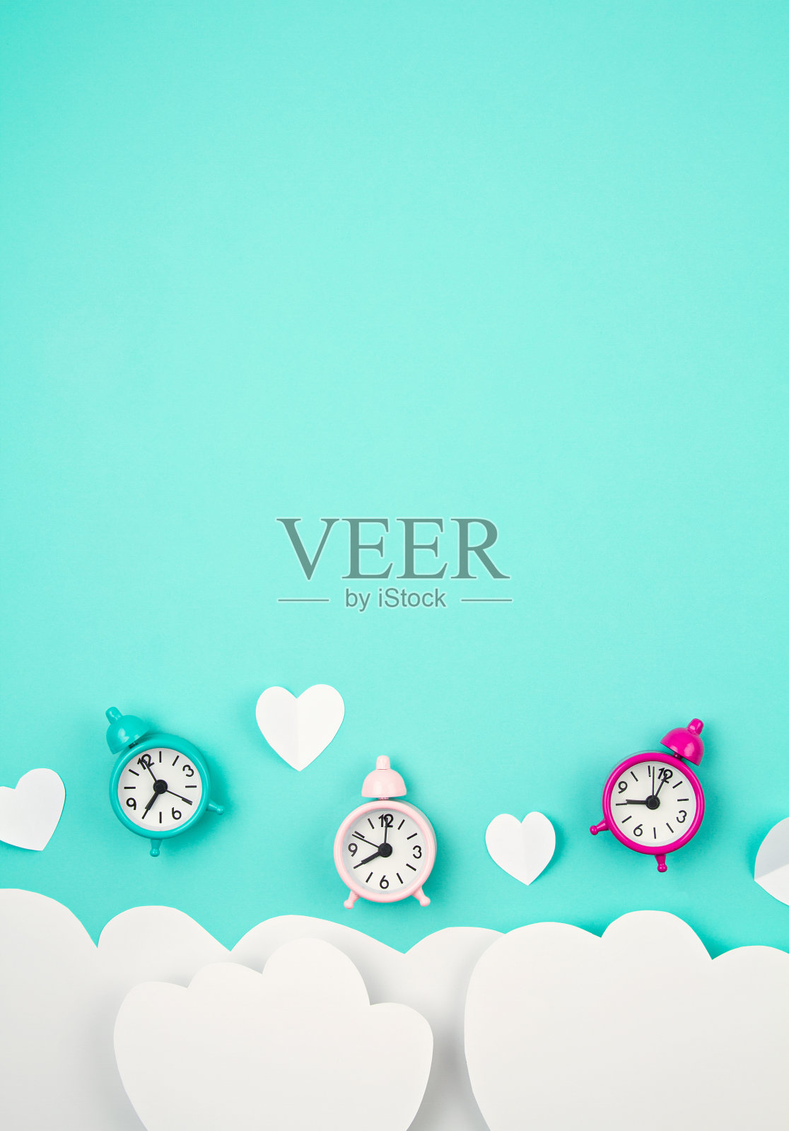 白纸做的心，闹钟和云朵在tuquiose背景。圣瓦伦丁，母亲节，生日贺卡，请柬，庆祝概念照片摄影图片