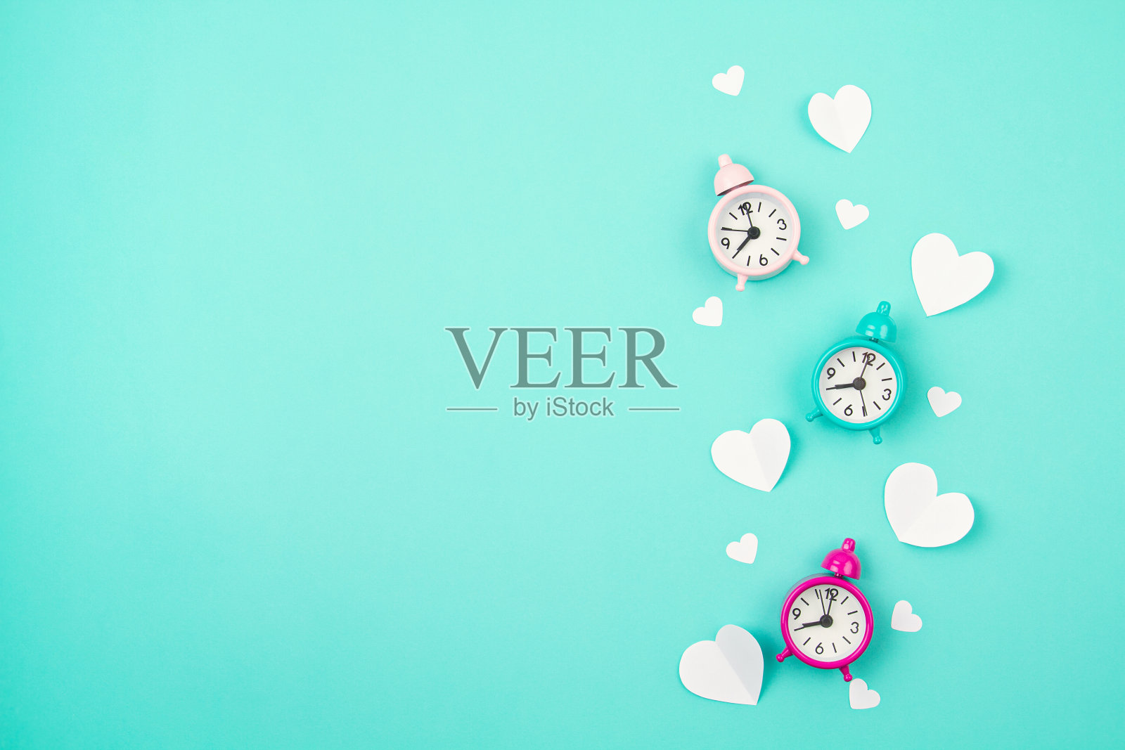 白纸做的心，闹钟和云朵在tuquiose背景。圣瓦伦丁，母亲节，生日贺卡，请柬，庆祝概念照片摄影图片