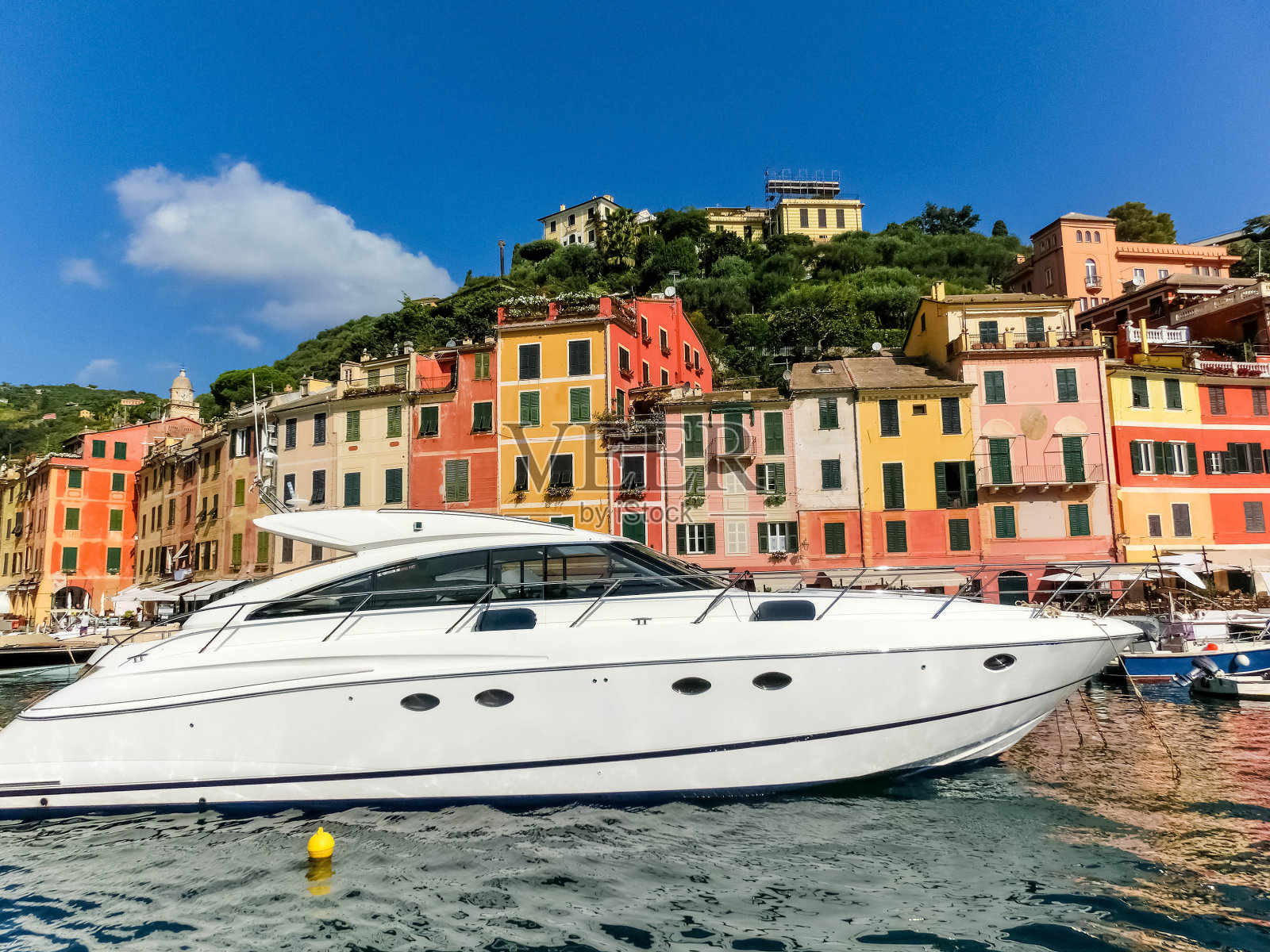 意大利利古里亚波托菲诺美丽的海湾和五颜六色的房子照片摄影图片
