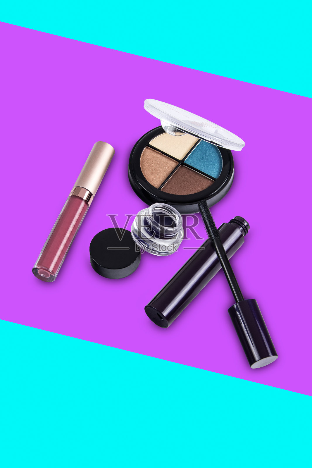 一套化妆刷上彩色和白色的背景。照片摄影图片