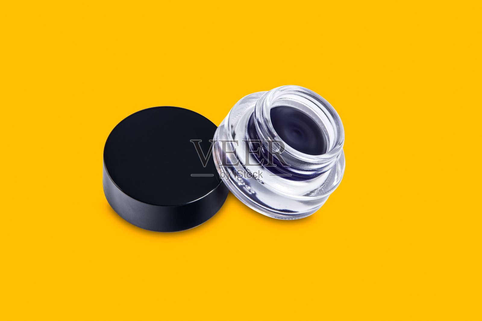 一套化妆刷上彩色和白色的背景。照片摄影图片