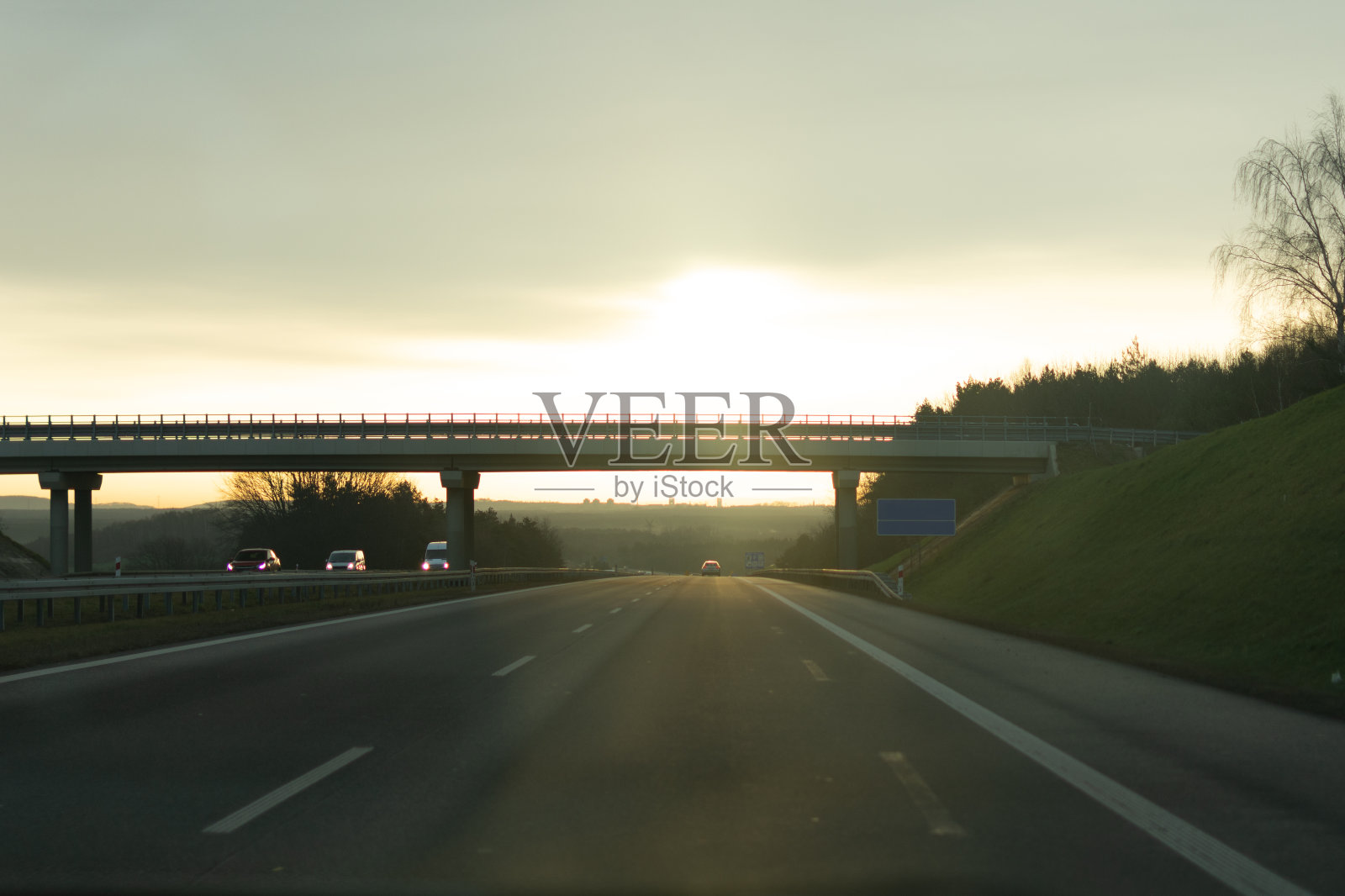 从车窗看日出的路上。照片摄影图片