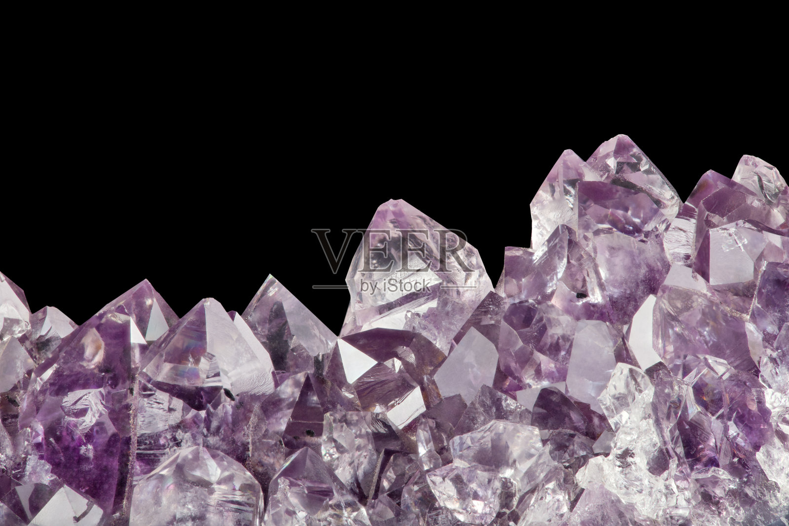 隔离在黑光紫水晶宏照片摄影图片