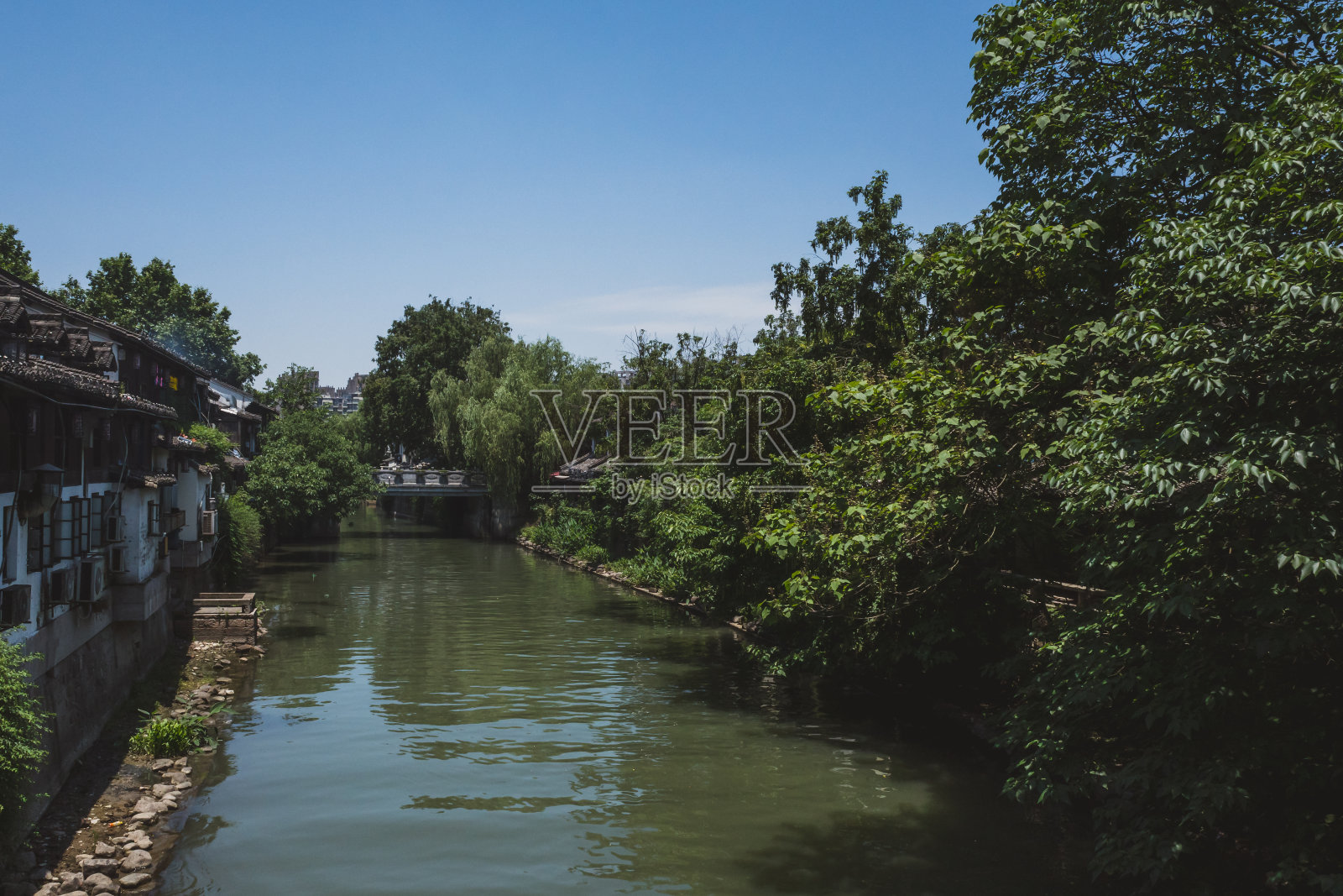 中国杭州河边的建筑照片摄影图片