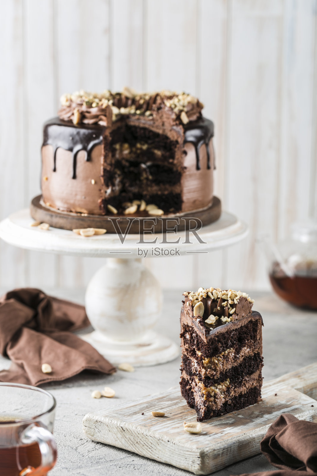 美味的海绵蛋糕与蛋白霜和巧克力特写。被切成碎片放在一个木制的餐台上。照片摄影图片