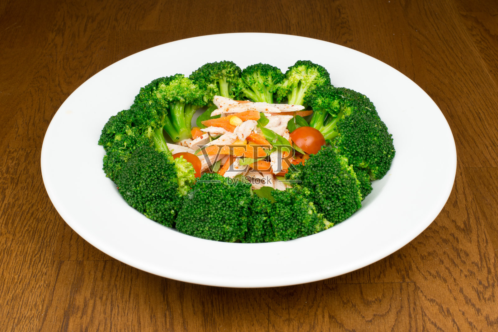 新鲜的烤鸡柳沙拉在白色的盘子和绿色的花椰菜蔬菜。美味可口，健康的绿色沙拉。照片摄影图片