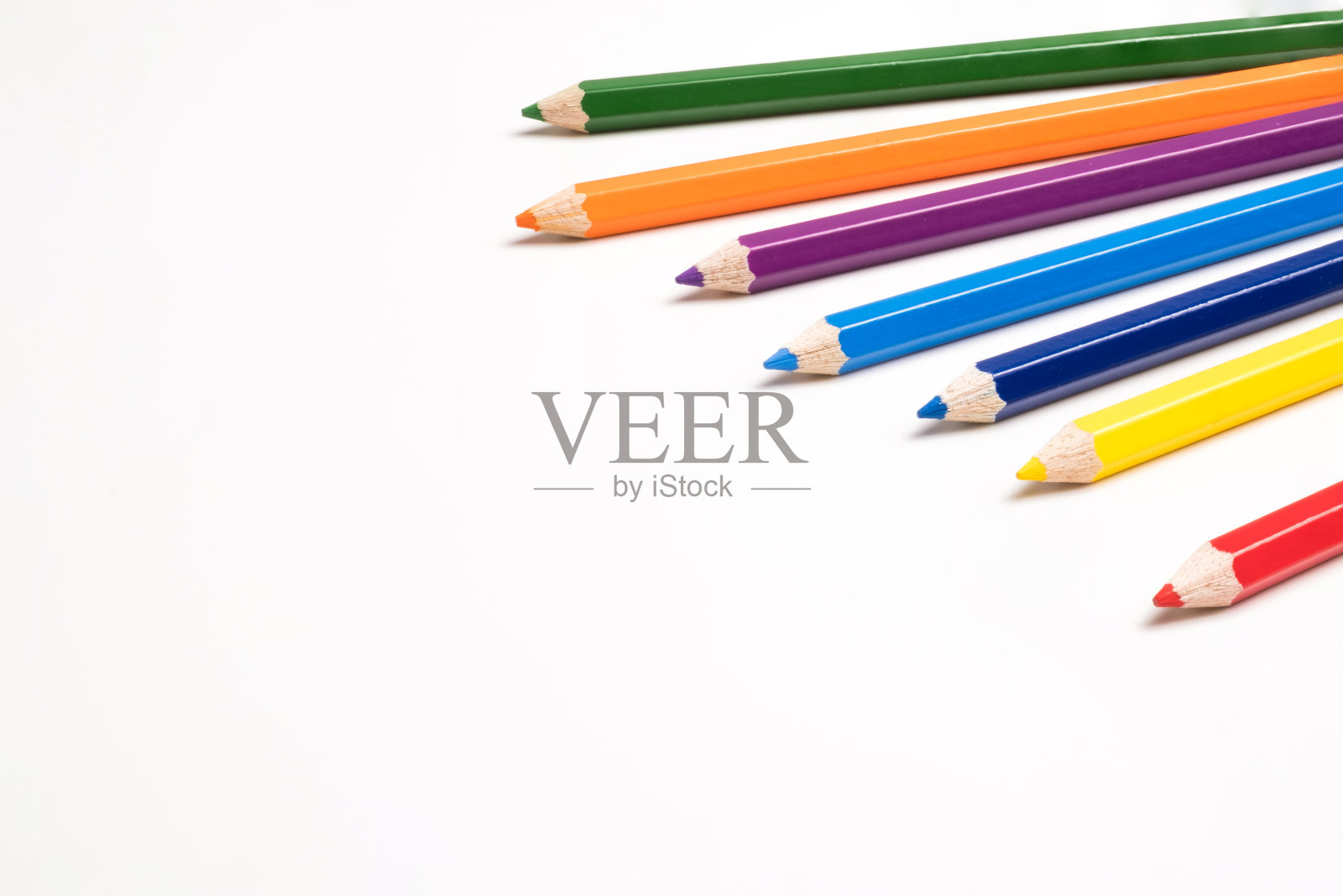 白色背景上的彩色铅笔。多色供画家绘画，儿童课堂，学生学习照片摄影图片