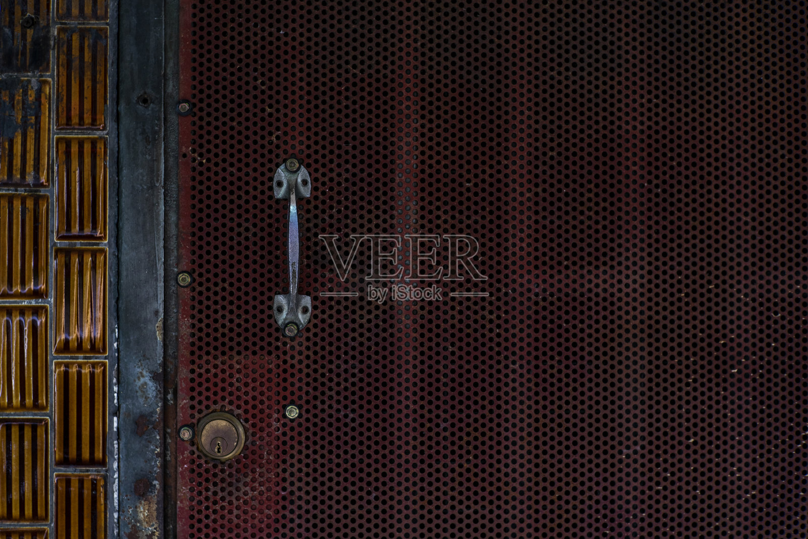 关上门上的旧锁照片摄影图片