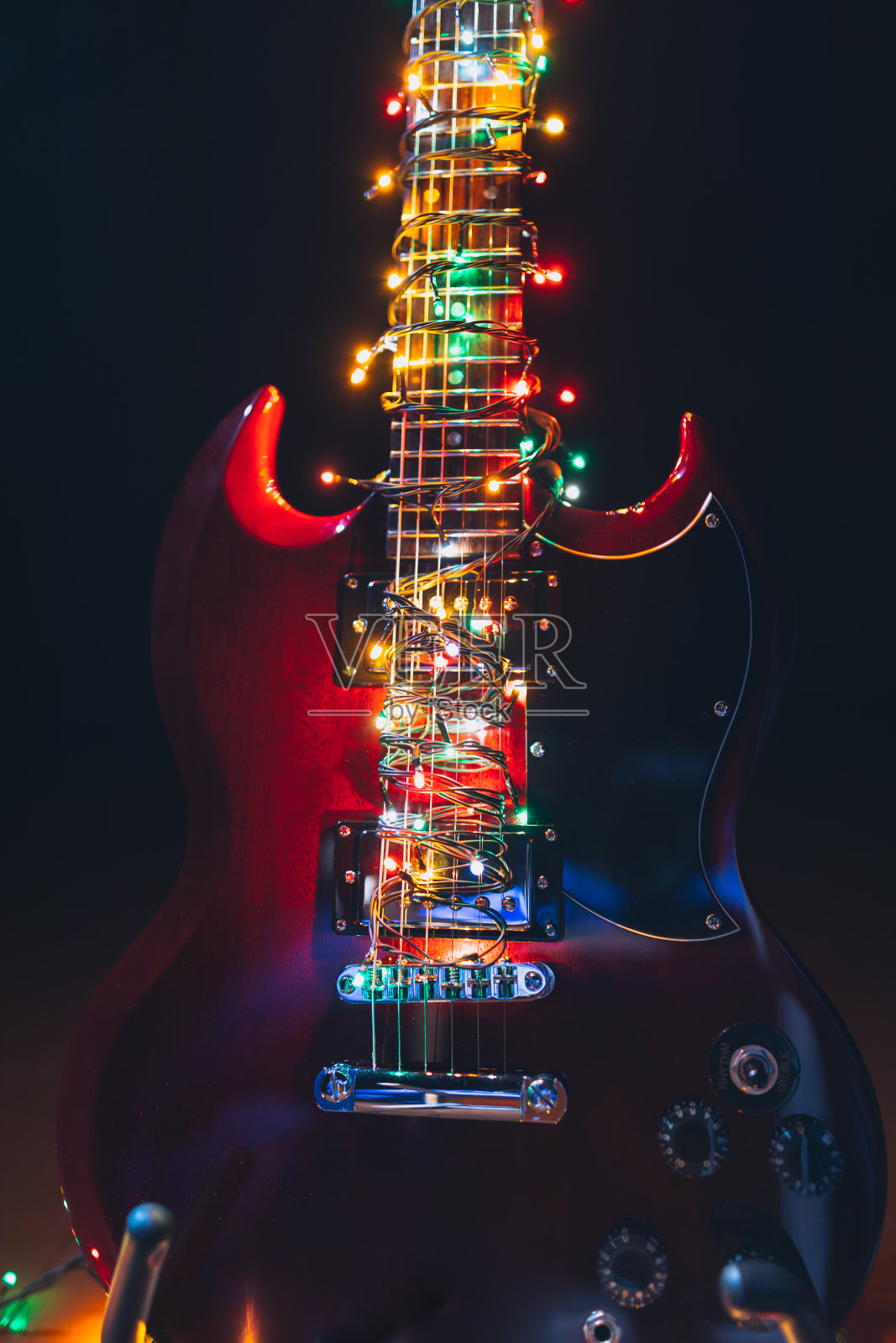 电吉他和圣诞彩灯照片摄影图片