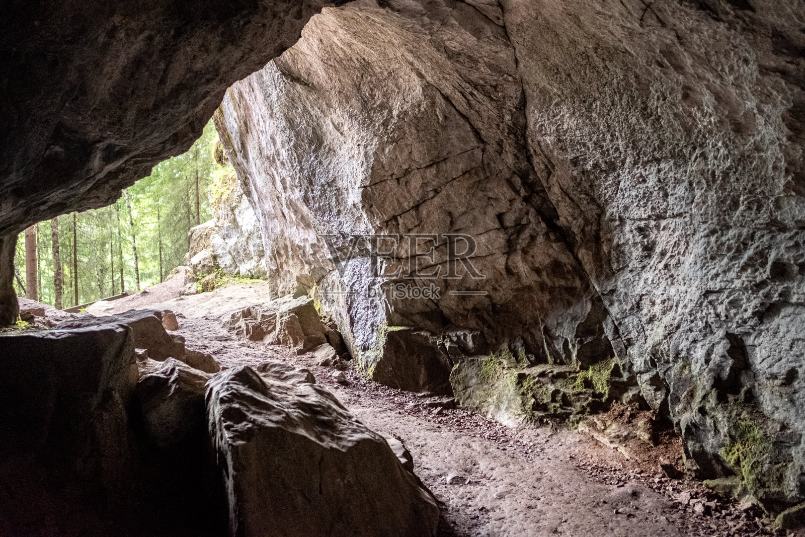 从山洞到森林的洞壁和石头的纹理照片摄影图片