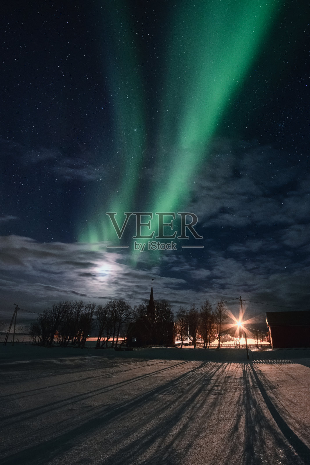 北极光，罗浮敦群岛Flakstad教堂夜空中的北极光照片摄影图片