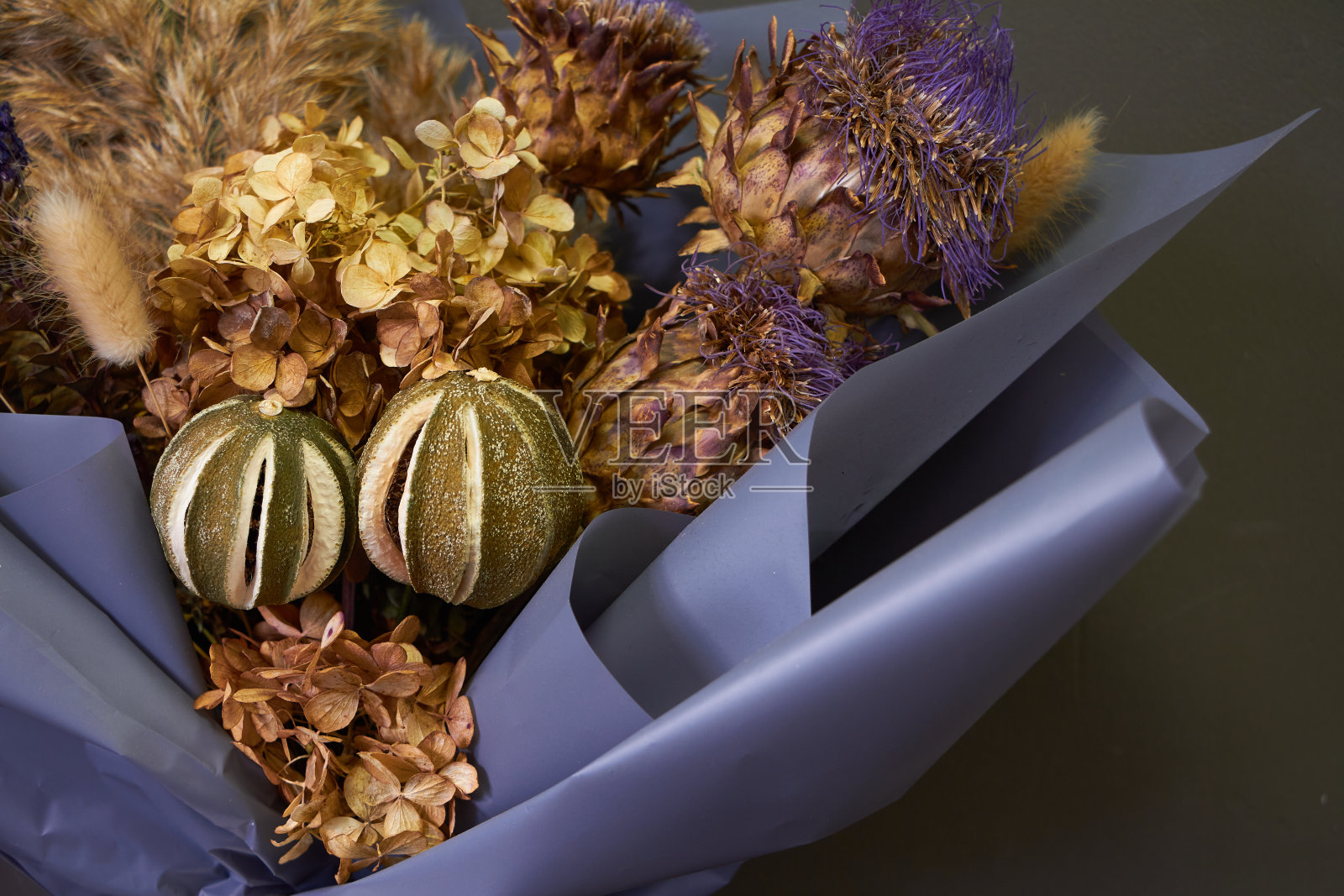 家居装饰，一束干花在模糊的黑色墙壁背景，选择性的焦点照片摄影图片