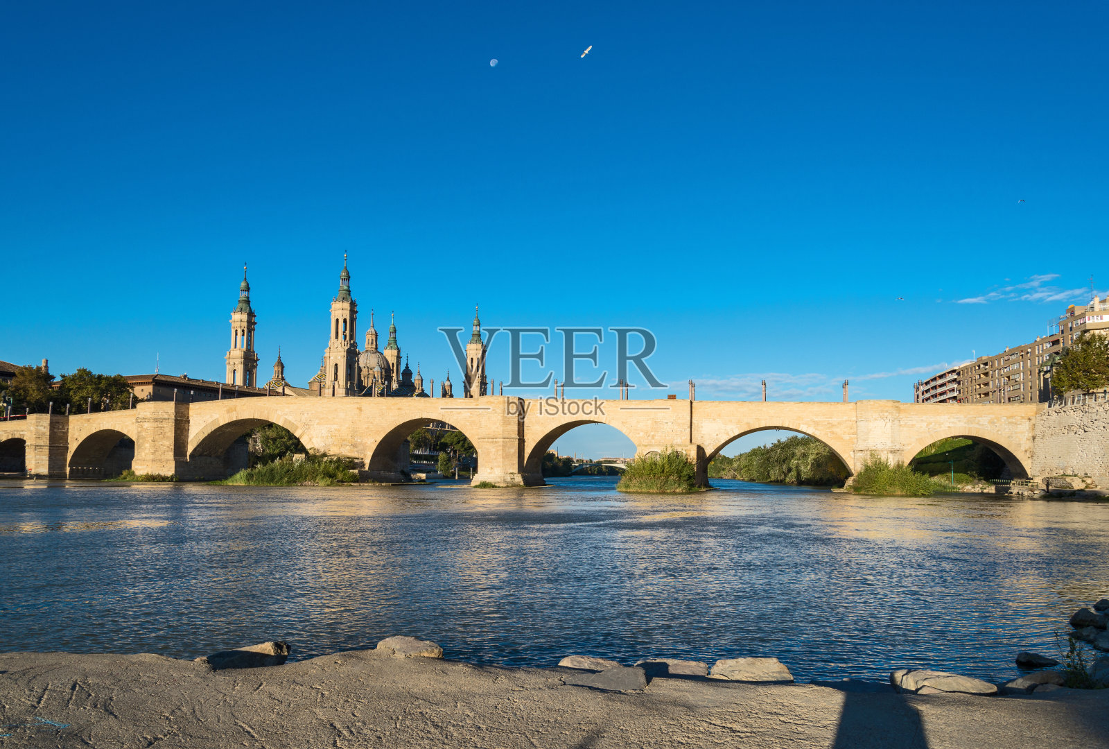 狮子桥和古老的萨拉戈萨大教堂照片摄影图片