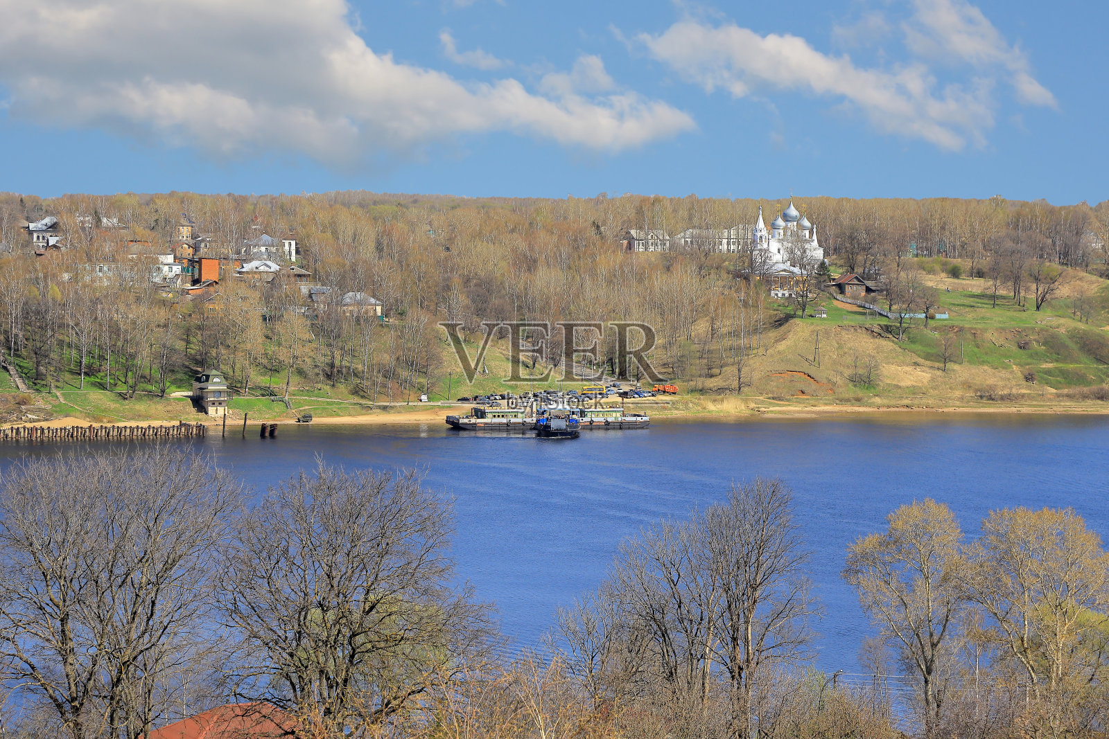 伏尔加河和图塔耶夫堤岸的景色照片摄影图片