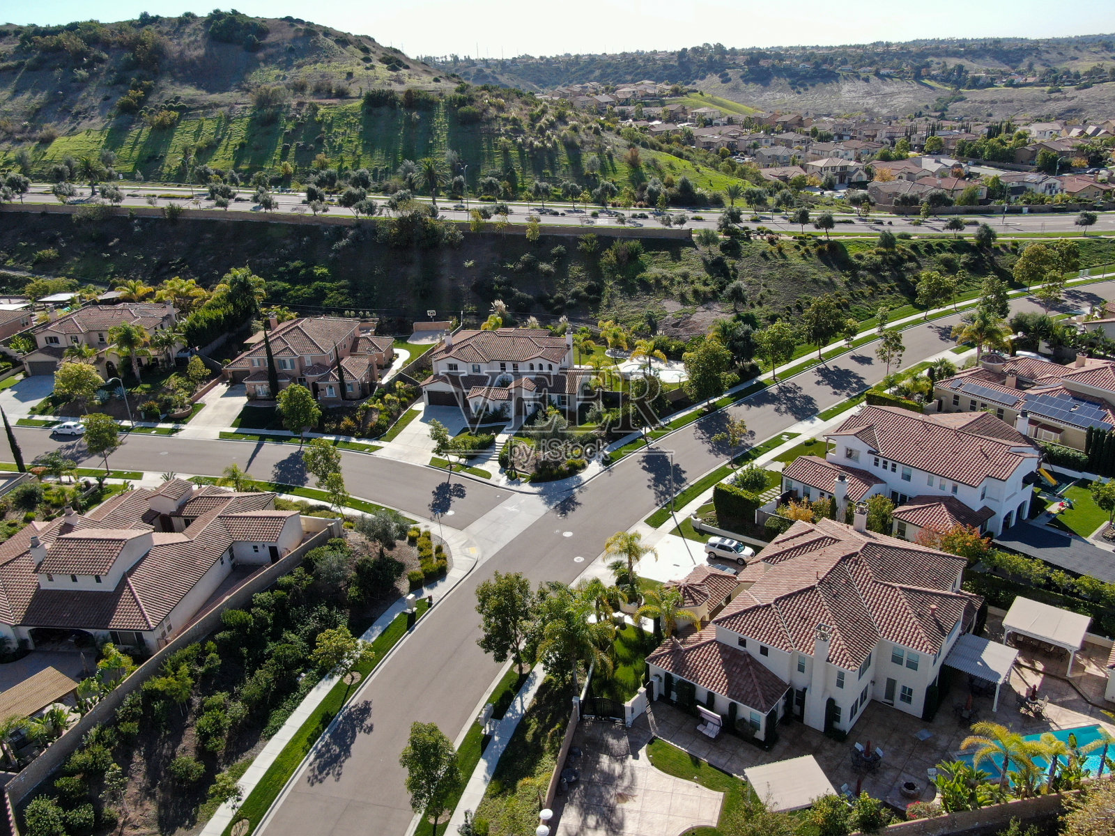 鸟瞰图的小社区道路与住宅豪宅在加利福尼亚照片摄影图片
