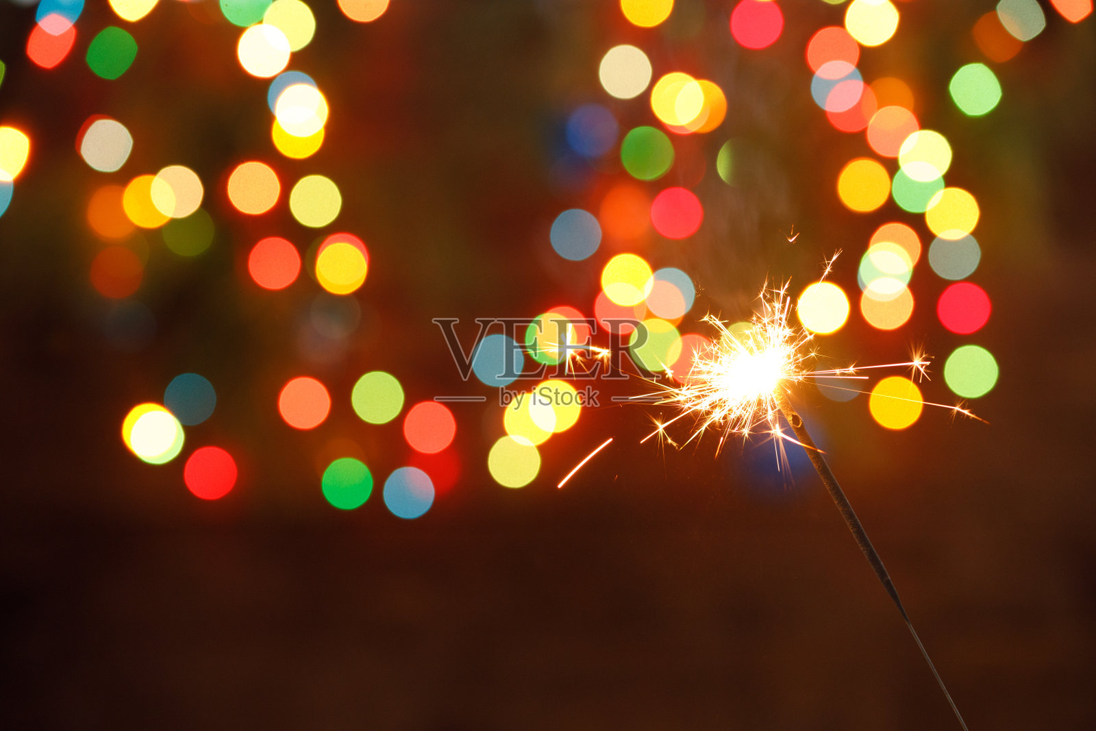 花环背景上美丽的火花。漂亮的新年节日贺卡。照片摄影图片